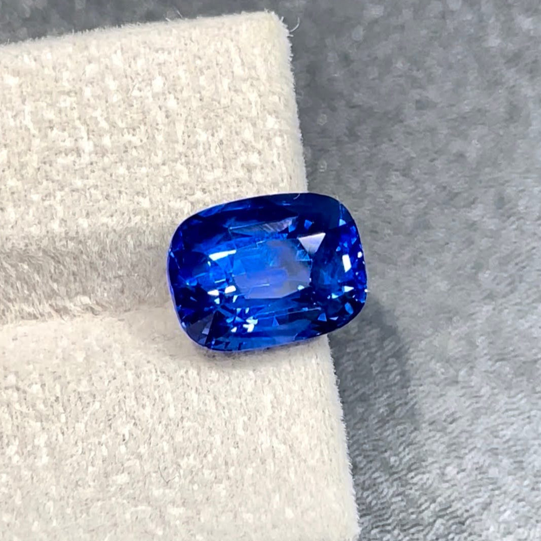 6.95 Carats Majestic Blue Sapphire Gem