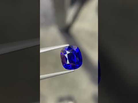 4.00 Carats Royal Blue Sapphire Gem