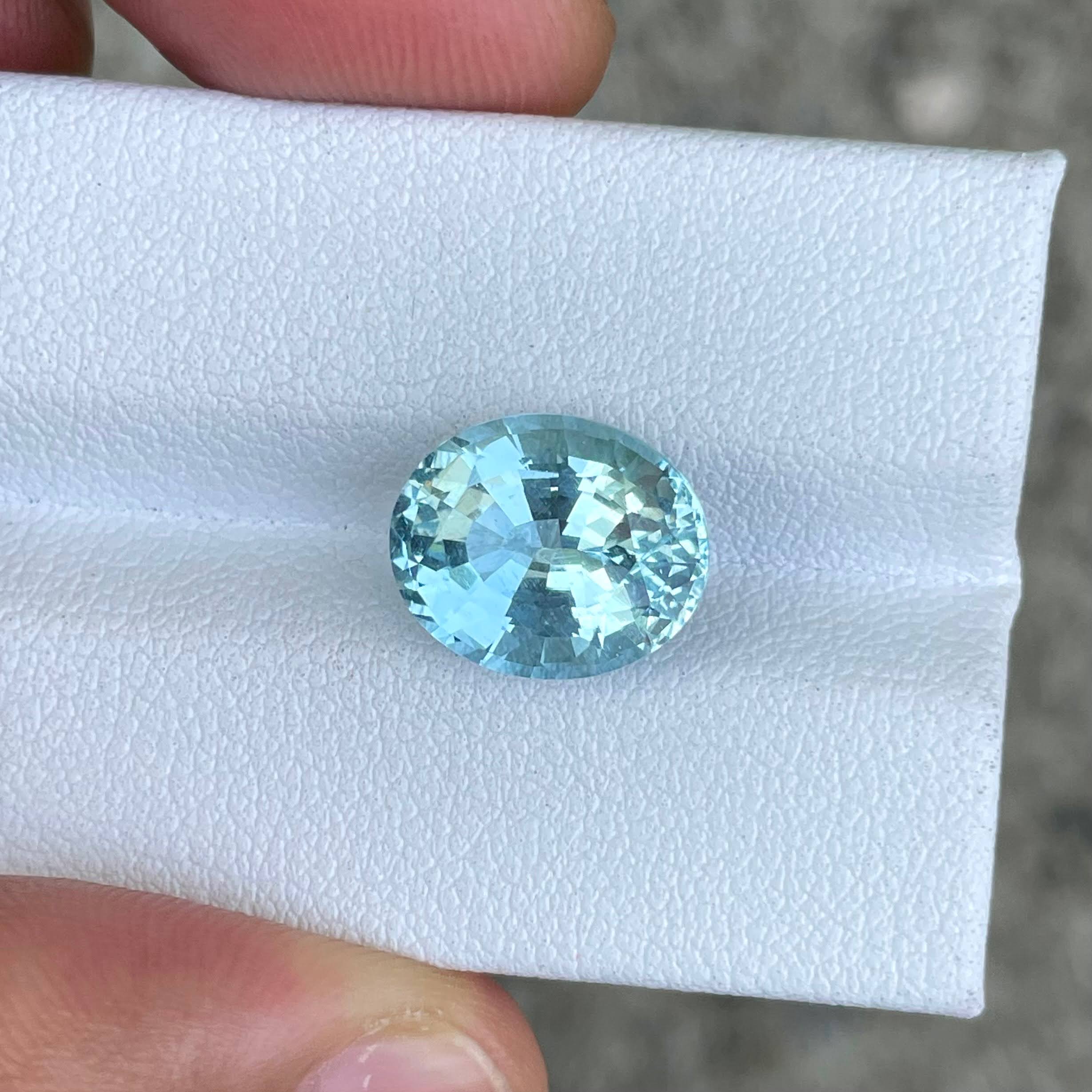 4.94 Carats Blue Aquamarine Oval Stone