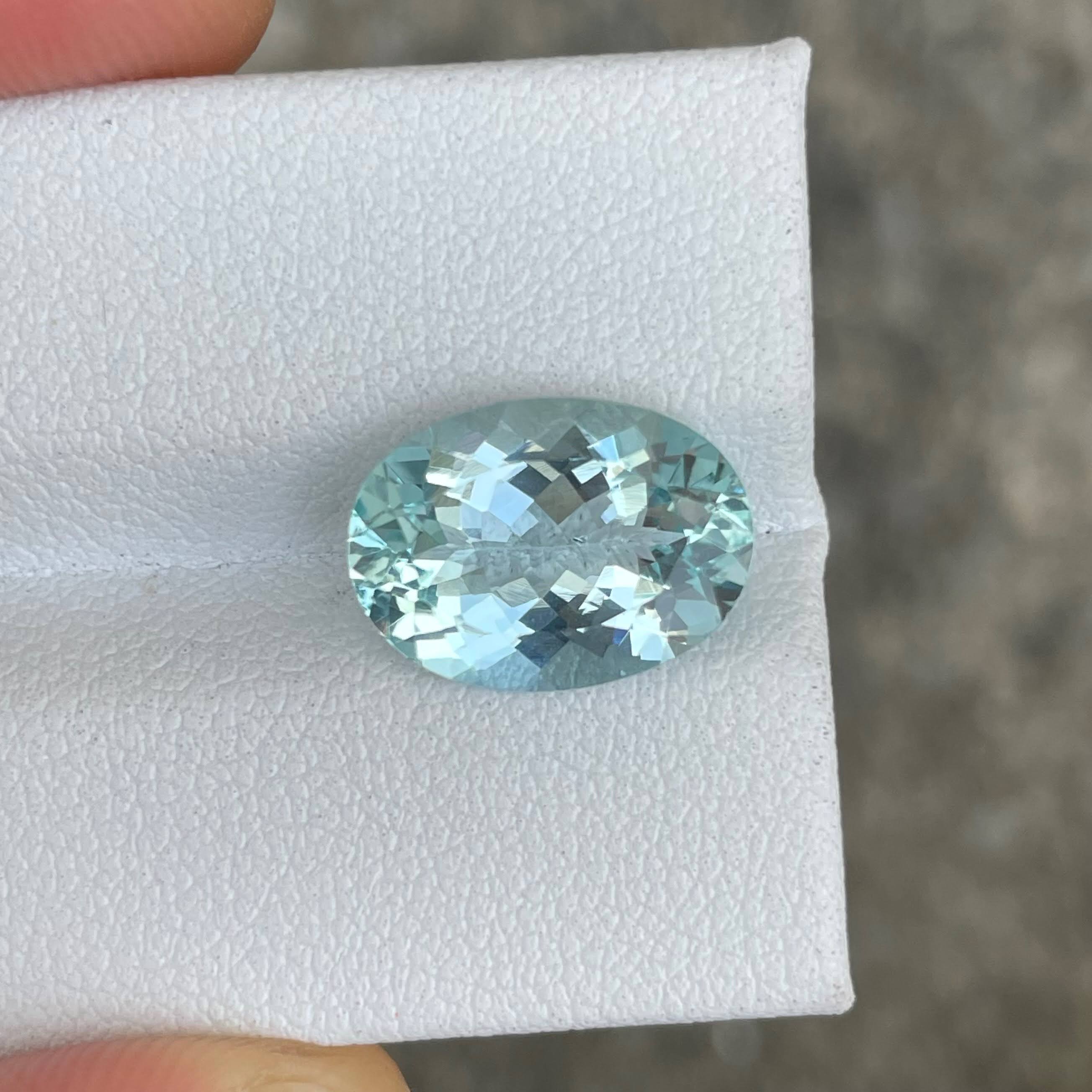 4.24 Carats Blue Aquamarine Oval Stone