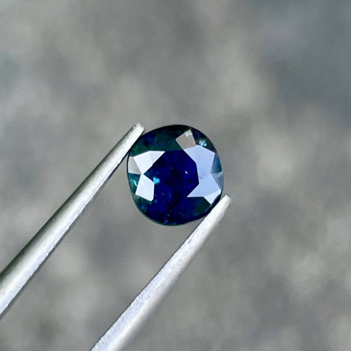 1.00 Carats Deep Sapphire Oval Stone