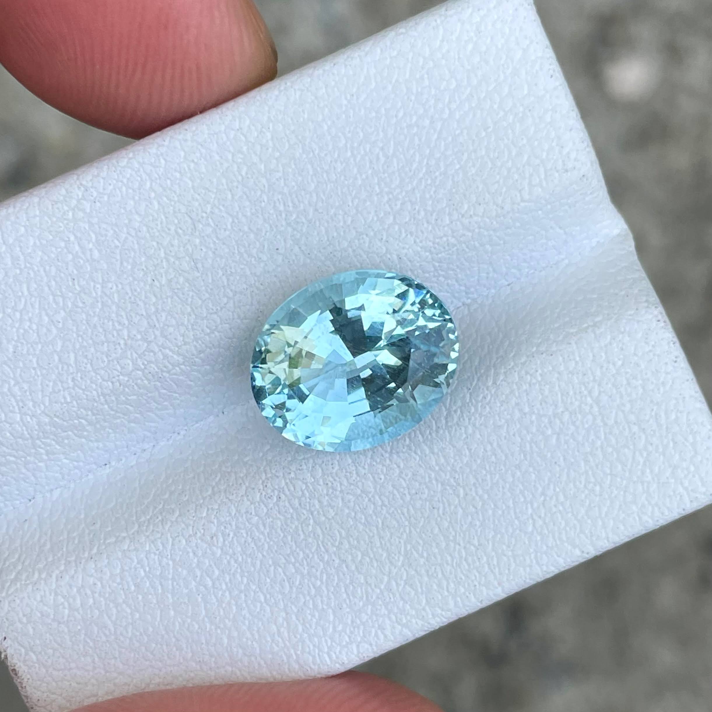 4.94 Carats Blue Aquamarine Oval Stone