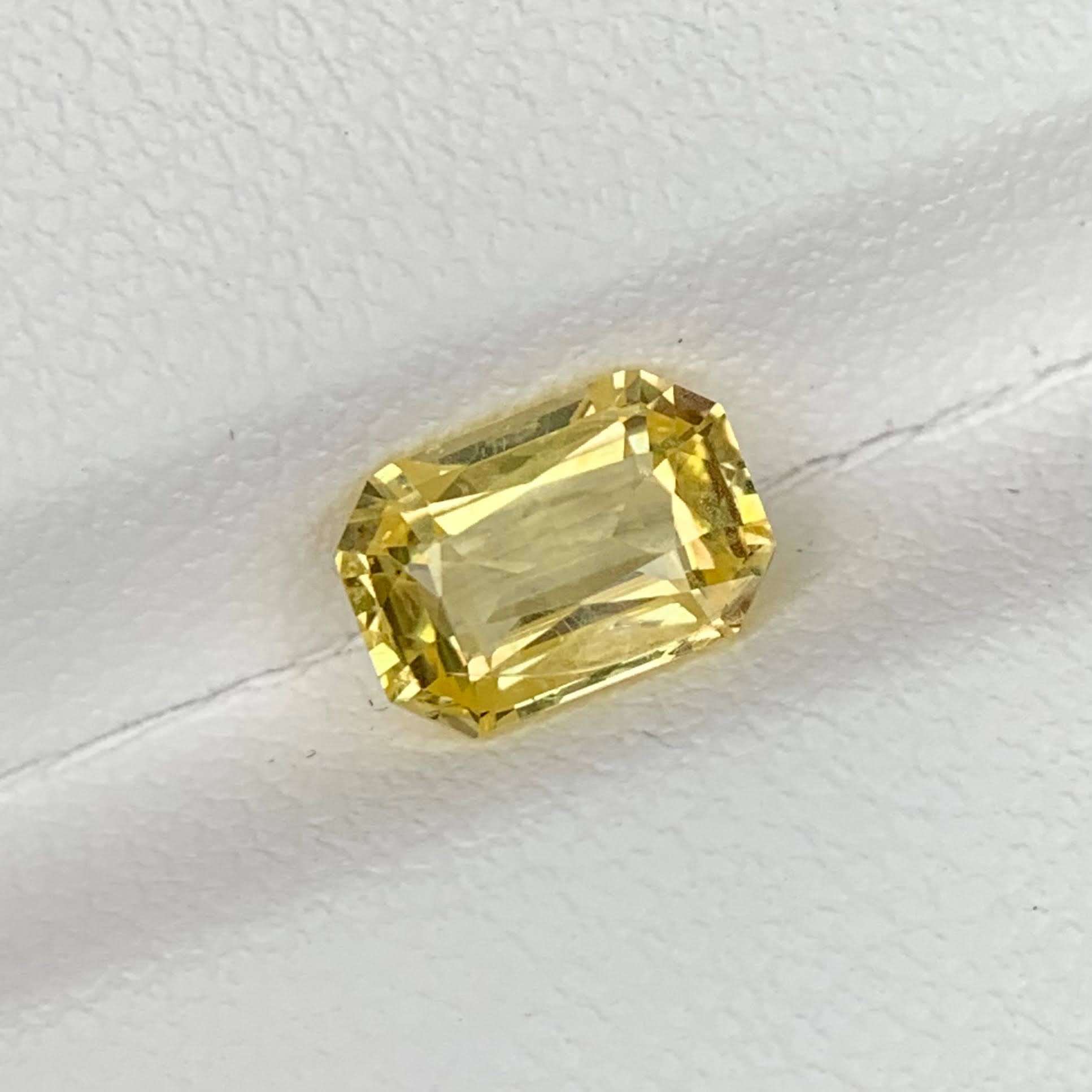 soft-yellow-sapphire-1-92ct-sri-lanka-radiant-cut