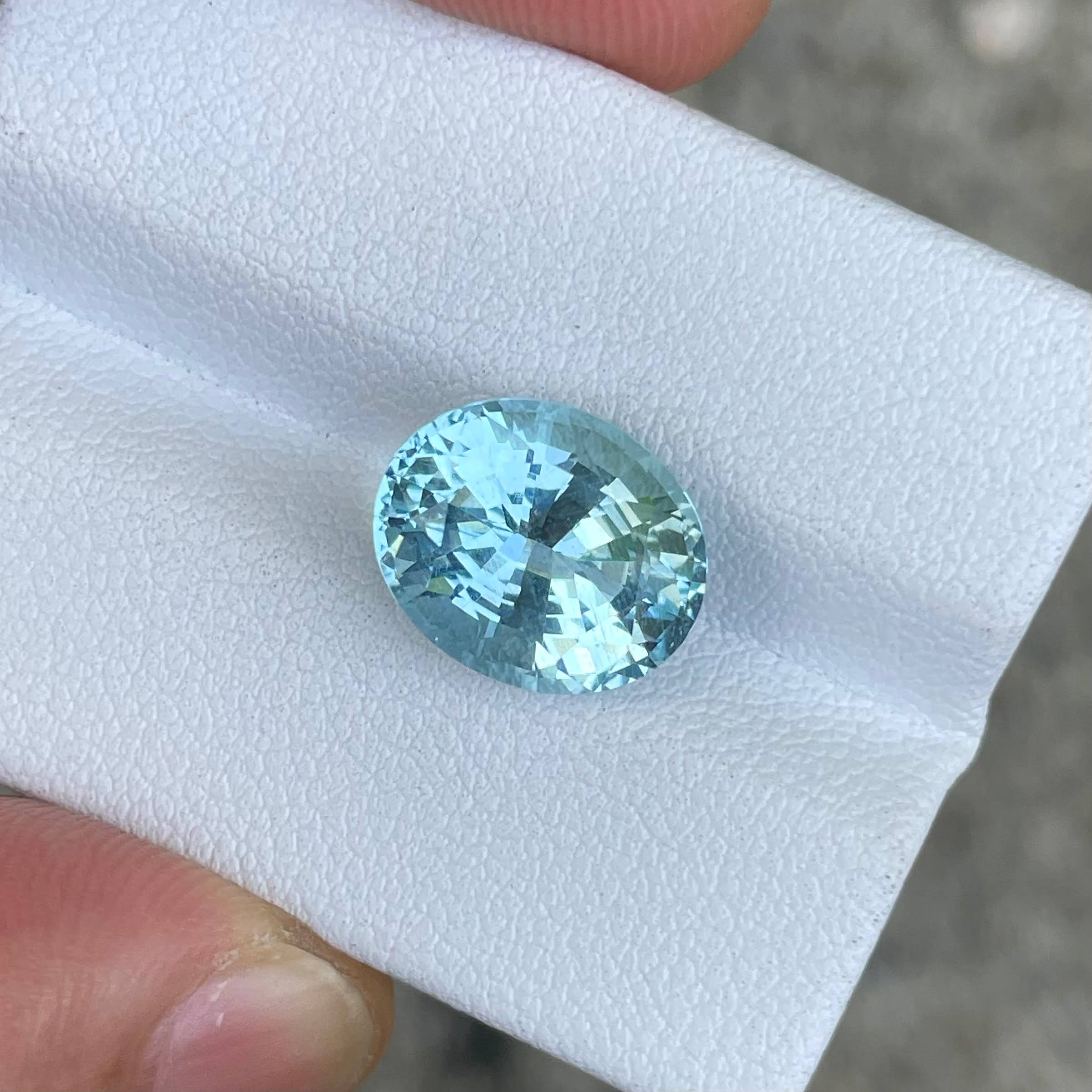 4.94 Carats Blue Aquamarine Oval Stone