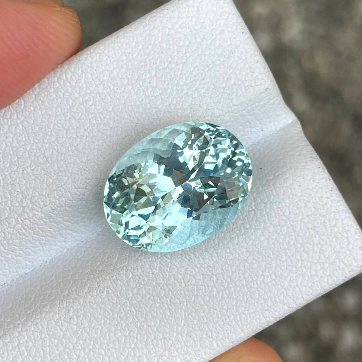 7.68 Carats Blue Aquamarine Oval Stone