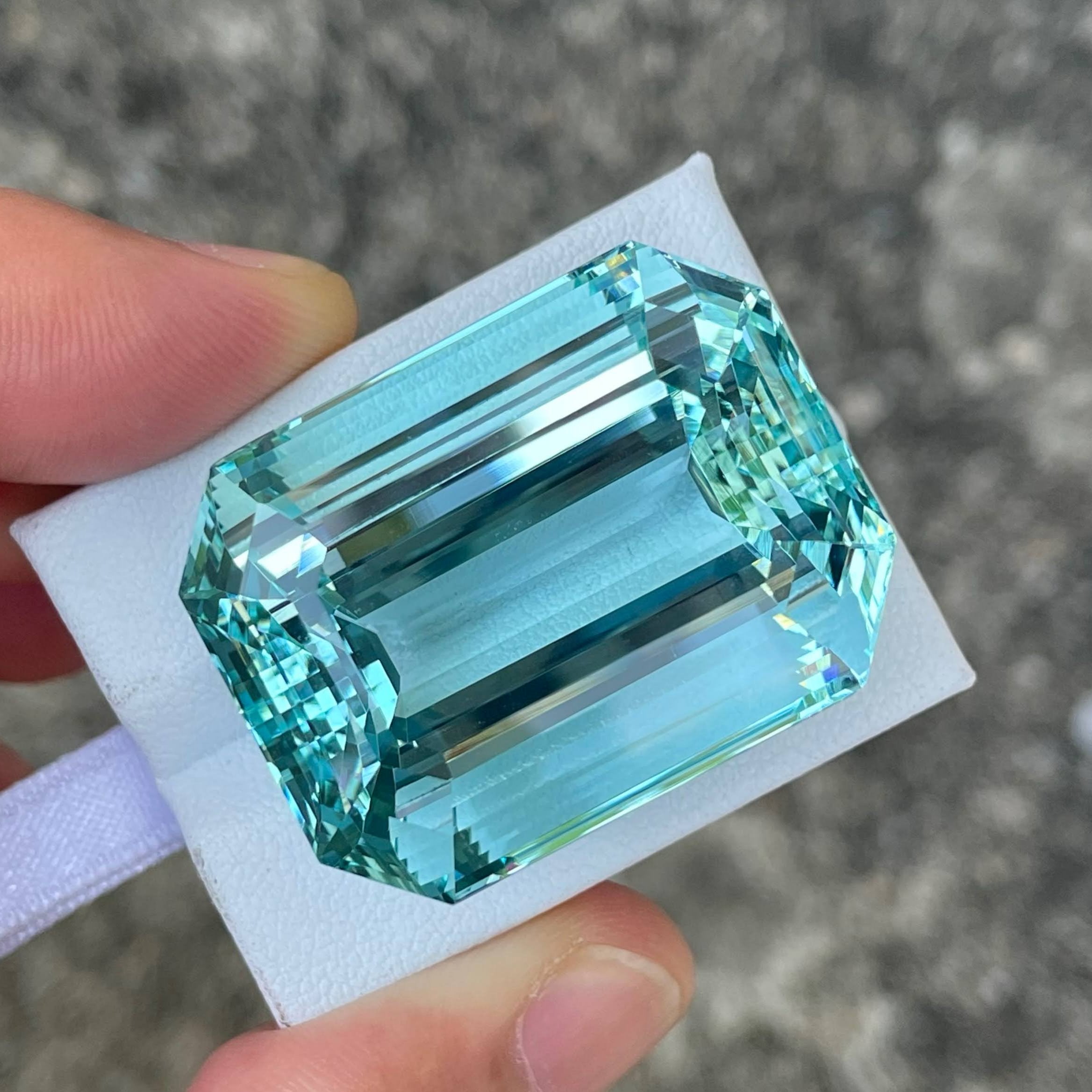 122.65 Carat Blue Aquamarine Stone