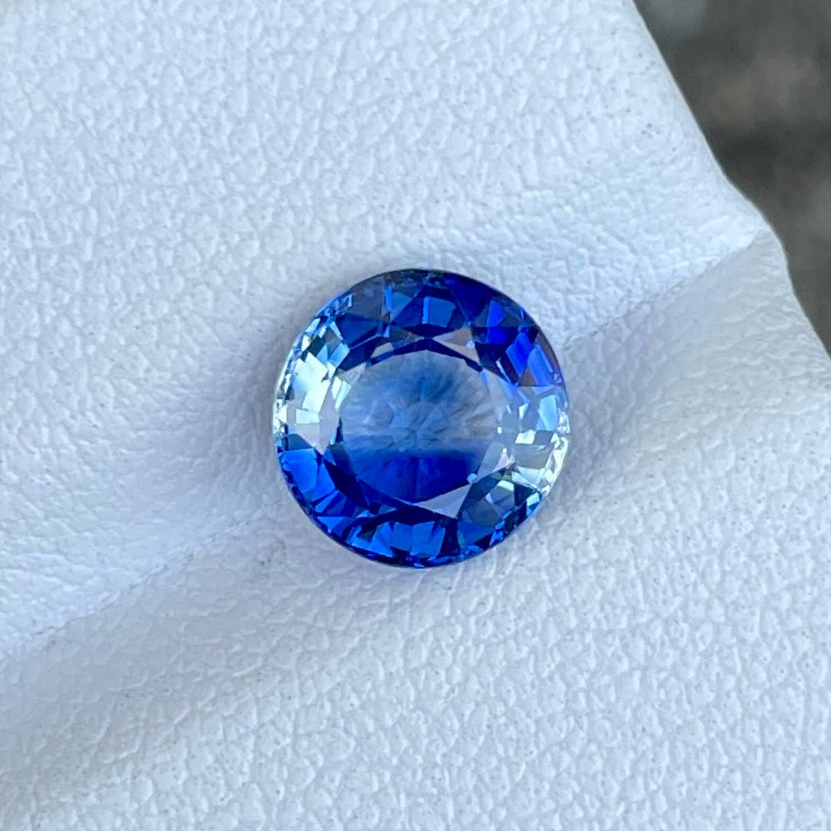 2.77 Carats Bi color Round Sapphire