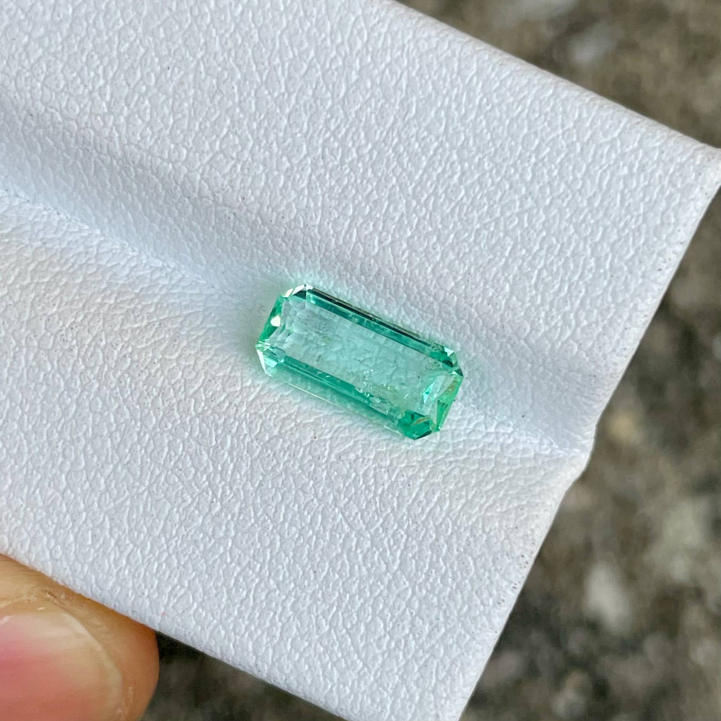  1.35 Carats Emerald Faceted Gemstone