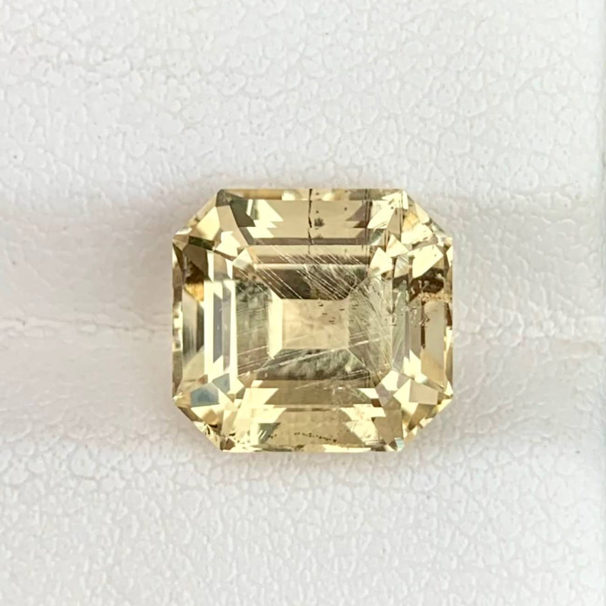 4.70 Carats Yellow Scapolite Stone