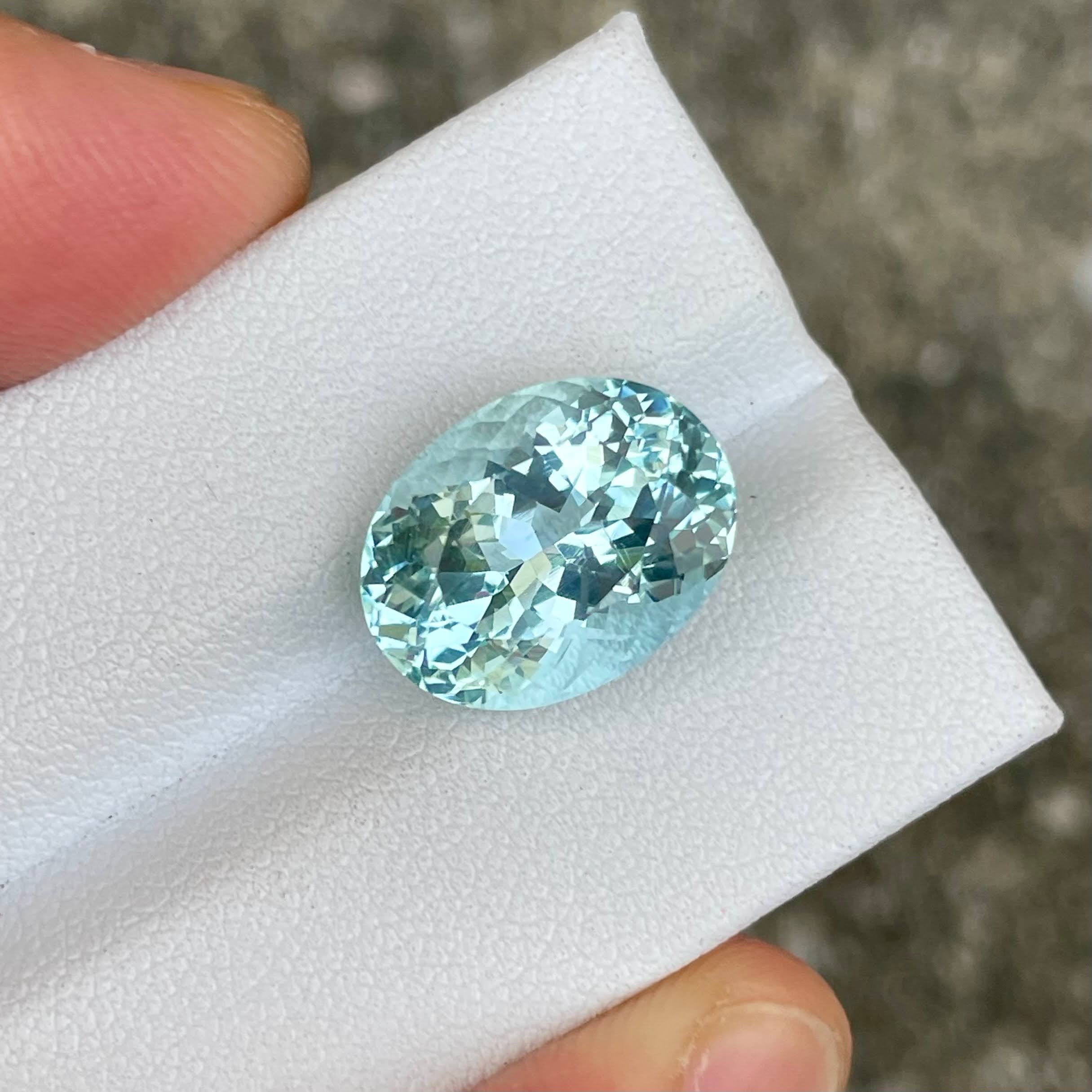 7.68 Carats Blue Aquamarine Oval Stone