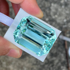 122.65 Carat Blue Aquamarine Stone