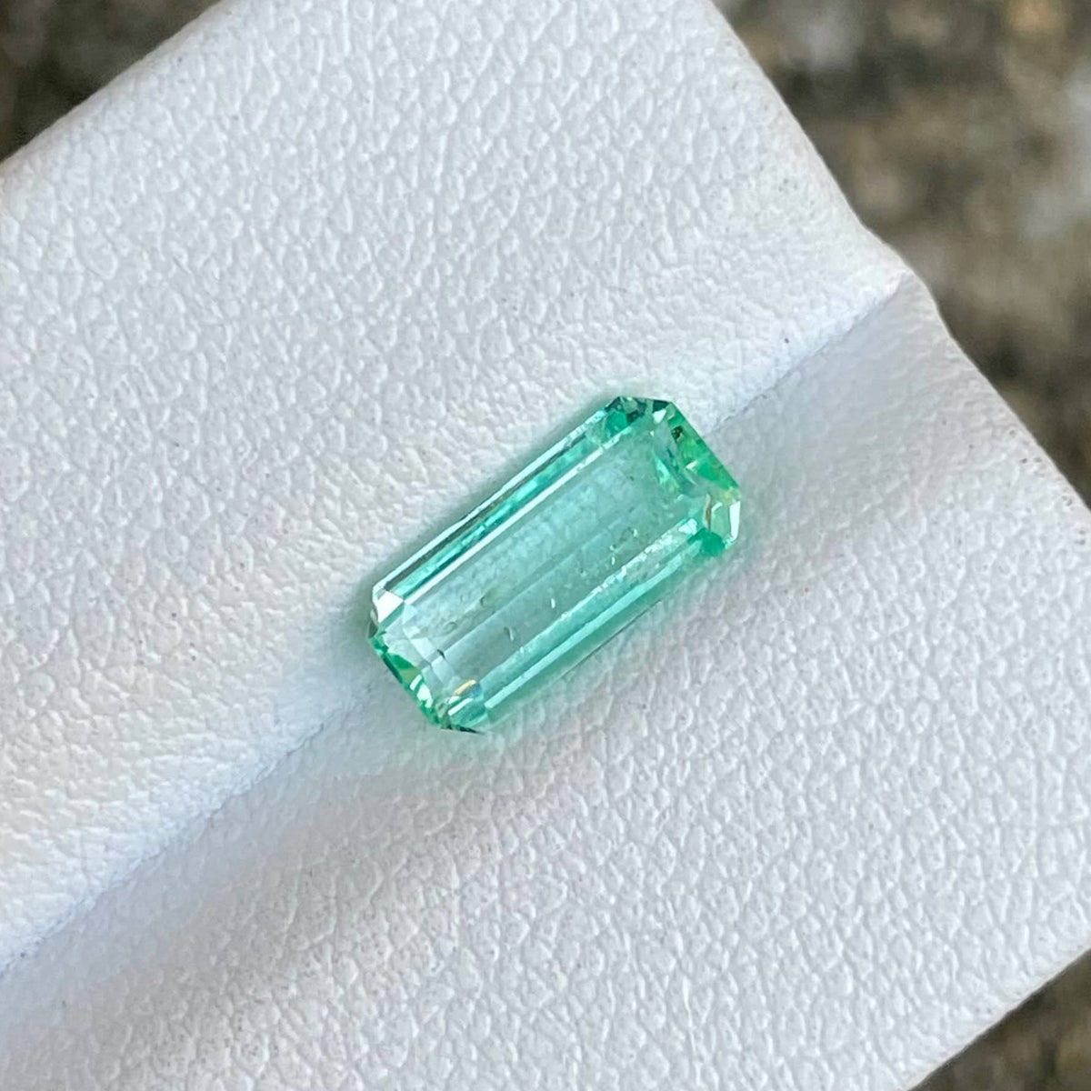  1.35 Carats Emerald Faceted Gemstone