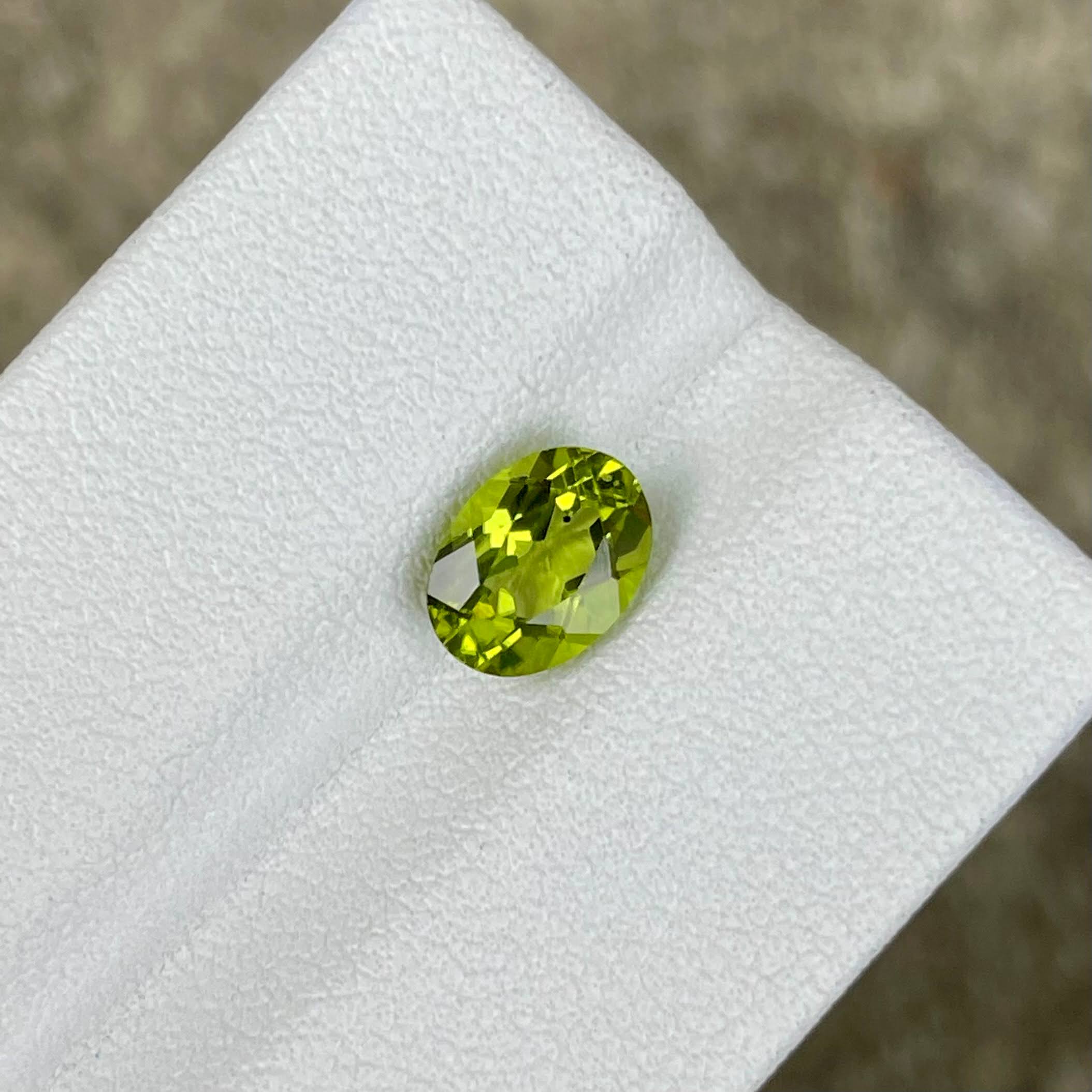 1.28 Carats Peridot Stone Oval Cut