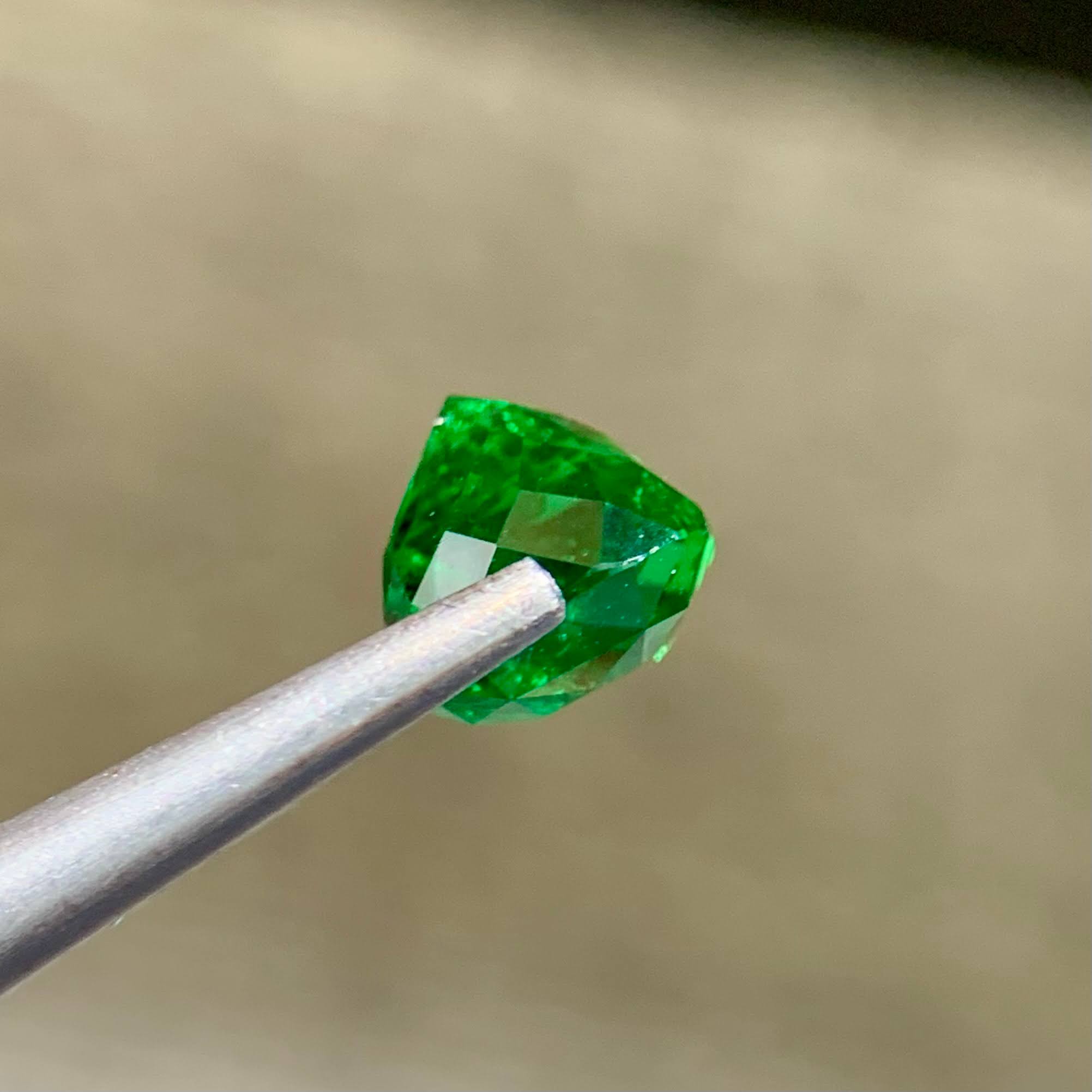 2.79 Carats Certified Tsavorite Garnet 