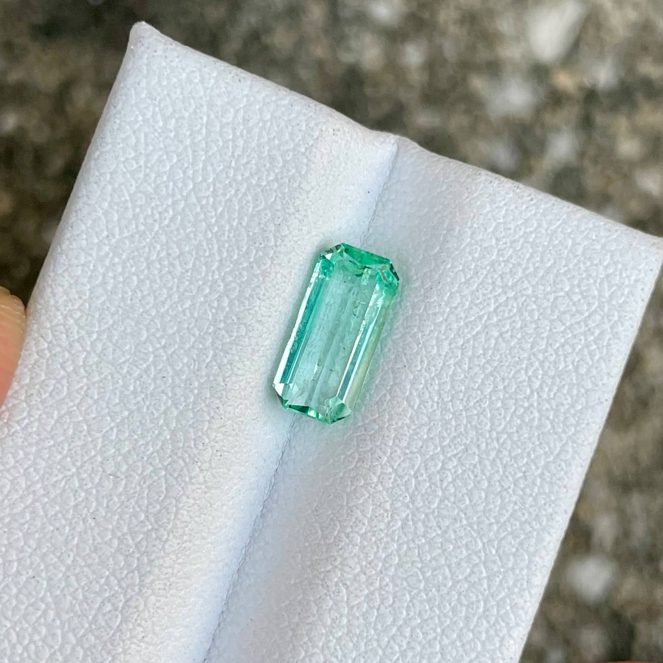  1.35 Carats Emerald Faceted Gemstone