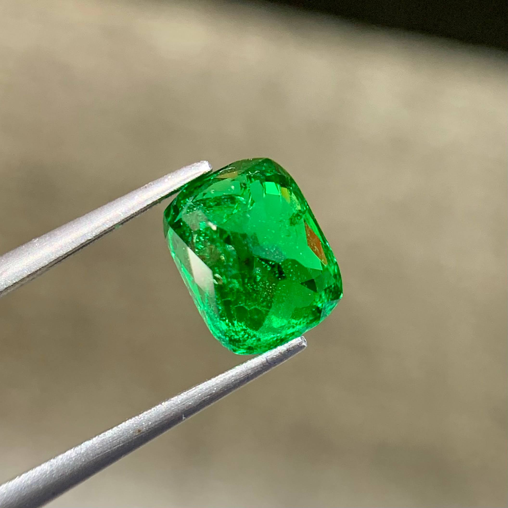 2.79 Carats Certified Tsavorite Garnet 