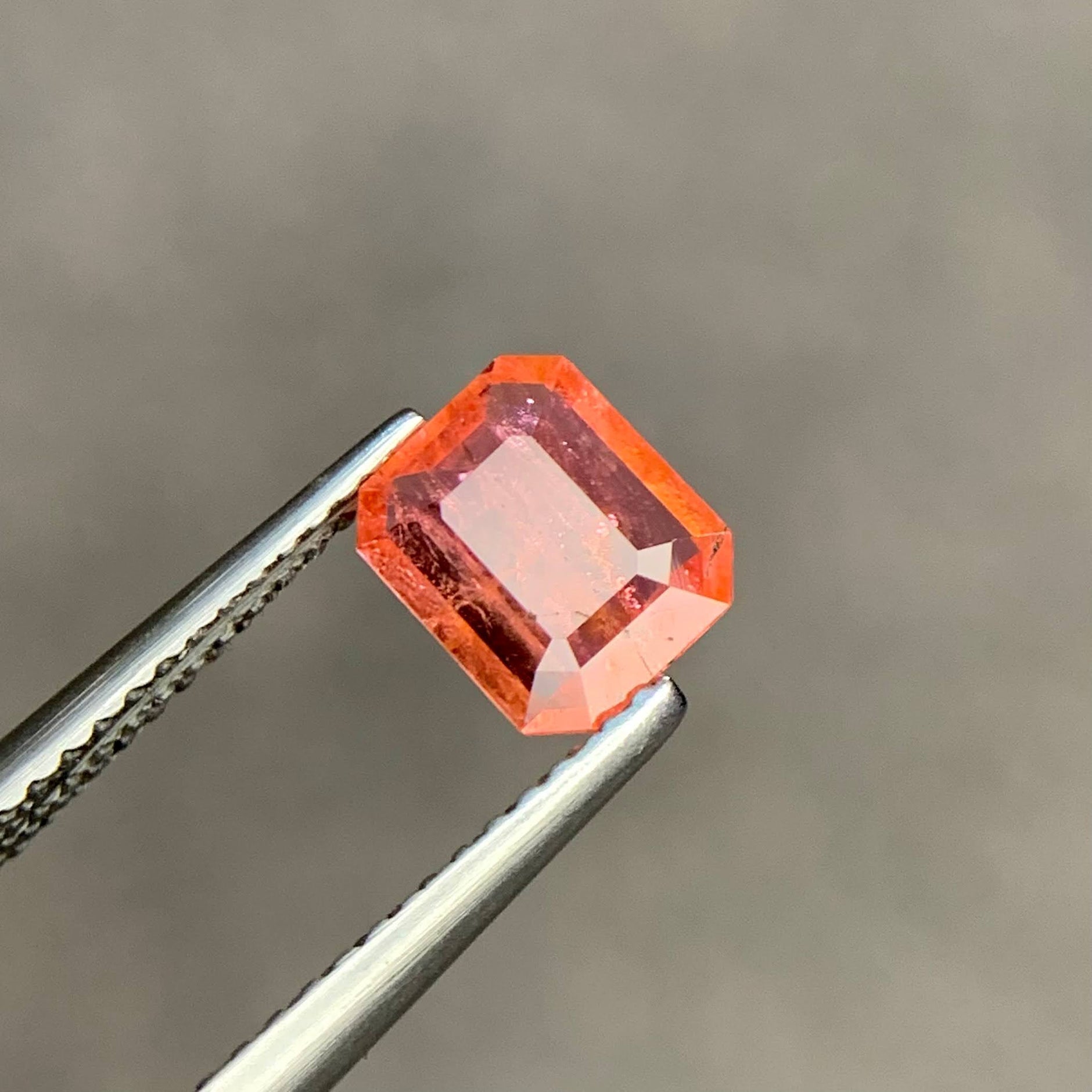 RARE !! SAPHIR ORANGE ROUGE DE TANZANIE : 4.5 mm x 3.7 mm RARE !! SAPHIR ORANGE ROUGE DE TANZANIE : 4.5 mm x 3.7 mm