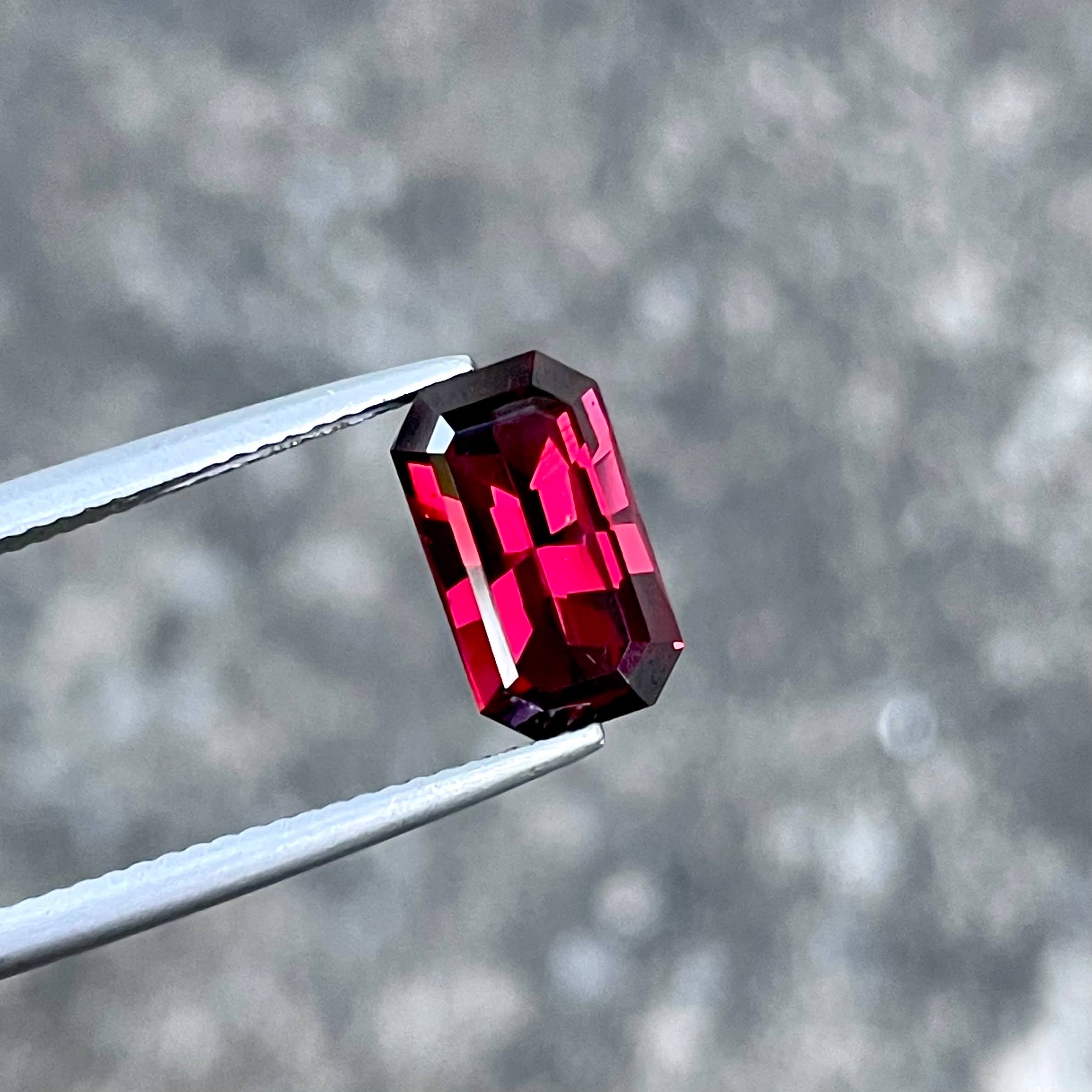 3.95 carats Pinkish Red Garnet Stone