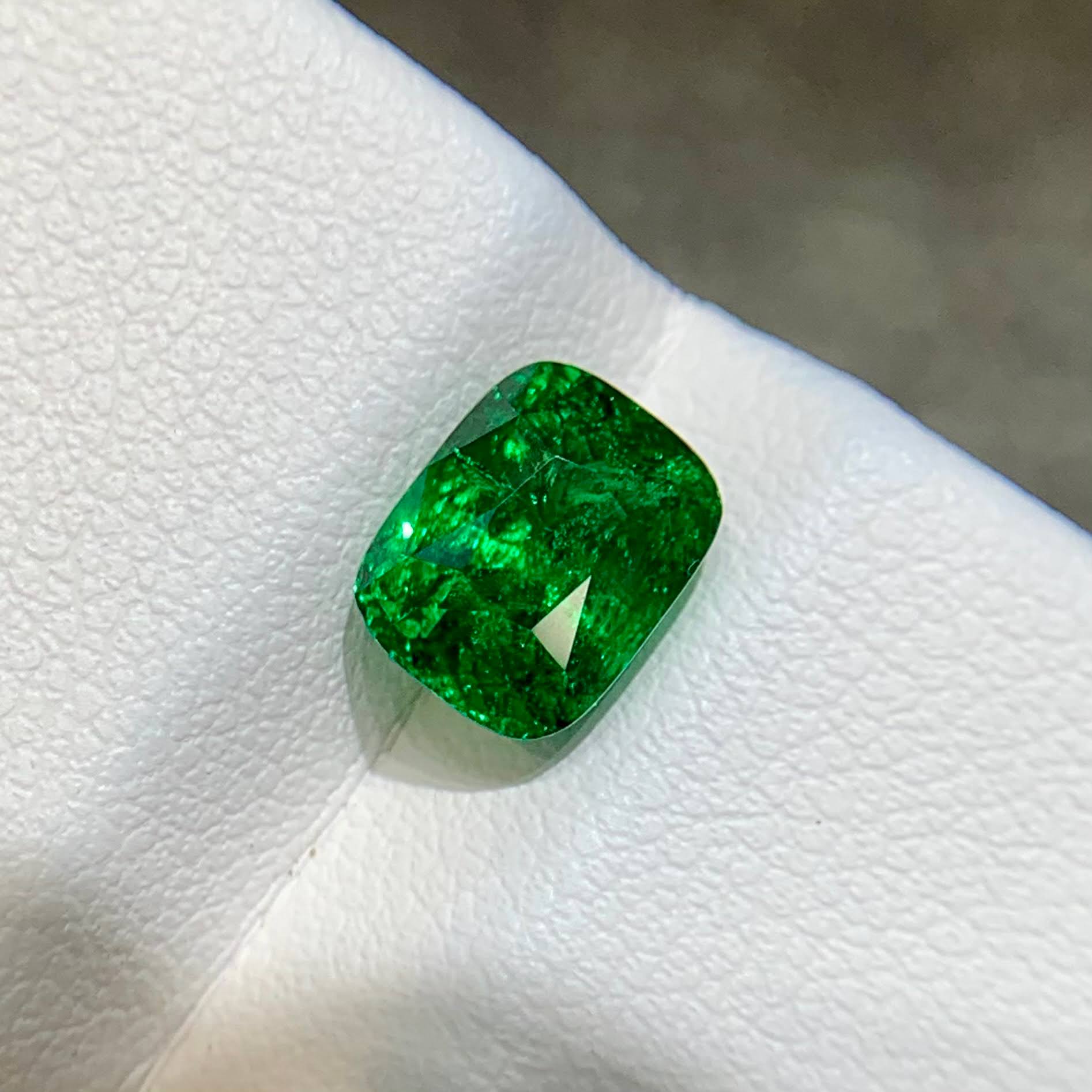 2.79 Carats Certified Tsavorite Garnet 
