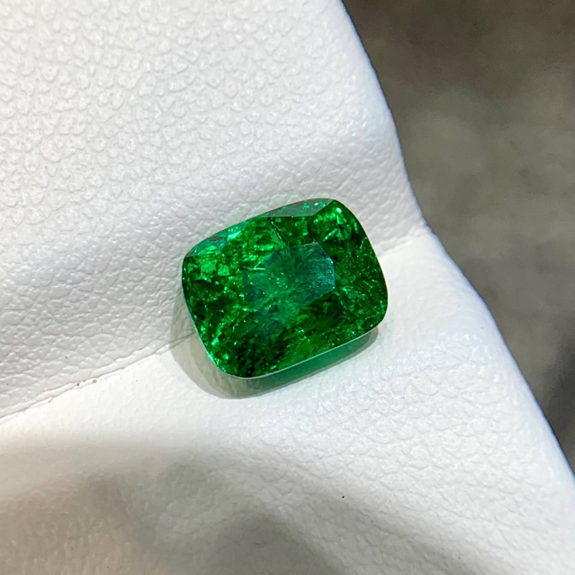 2.79 Carats Certified Tsavorite Garnet 