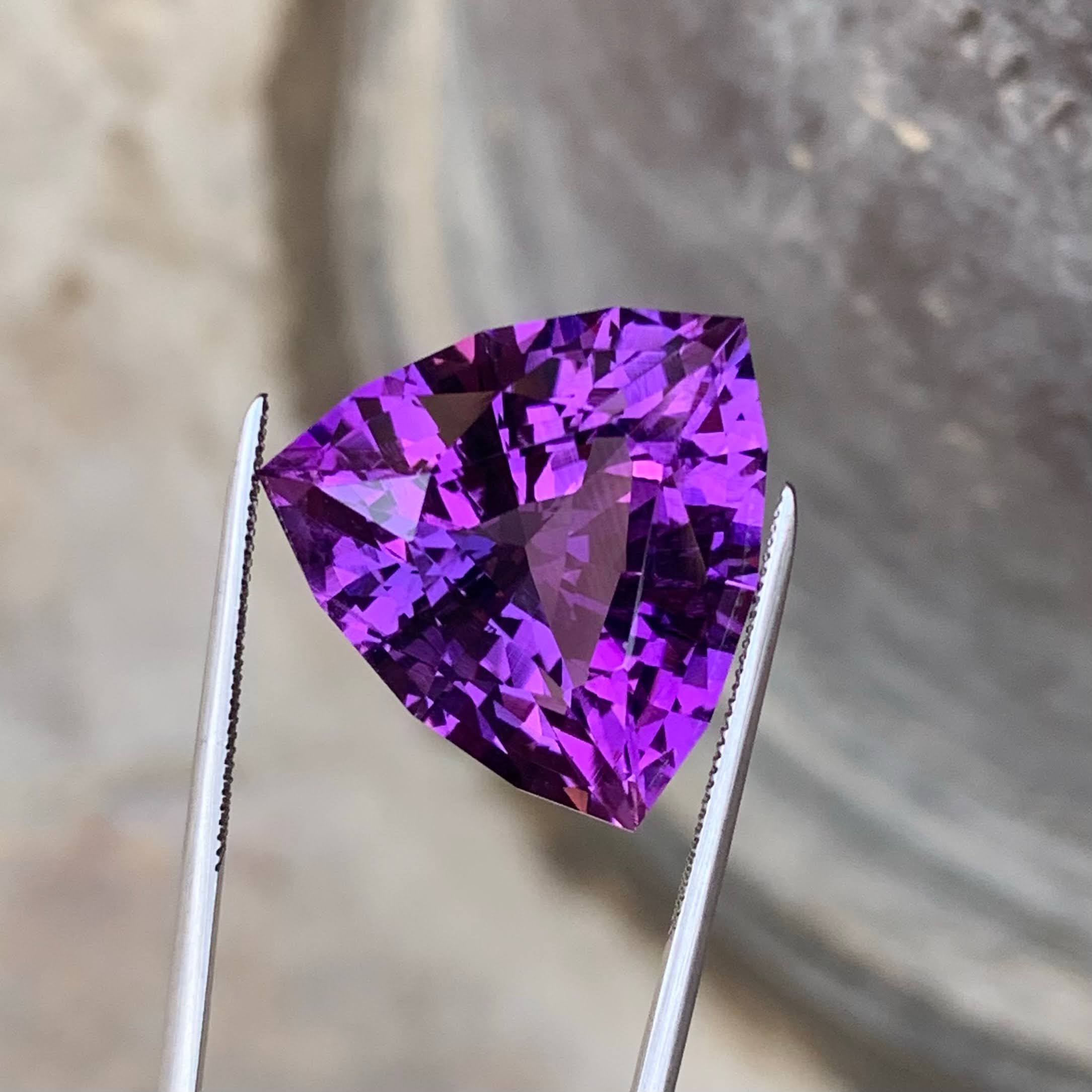 brazilian-amethyst-21-51ct-trilliant-triangular-gem
