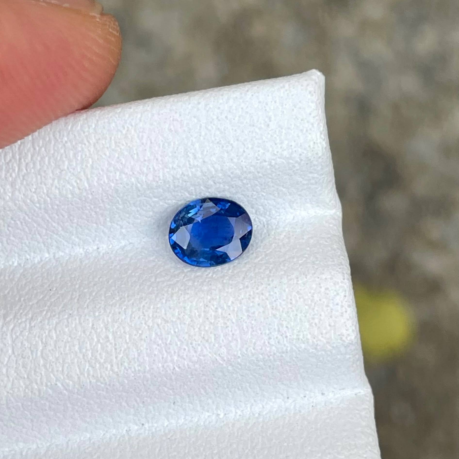 0.61 Carats Blue Sapphire Oval Stone