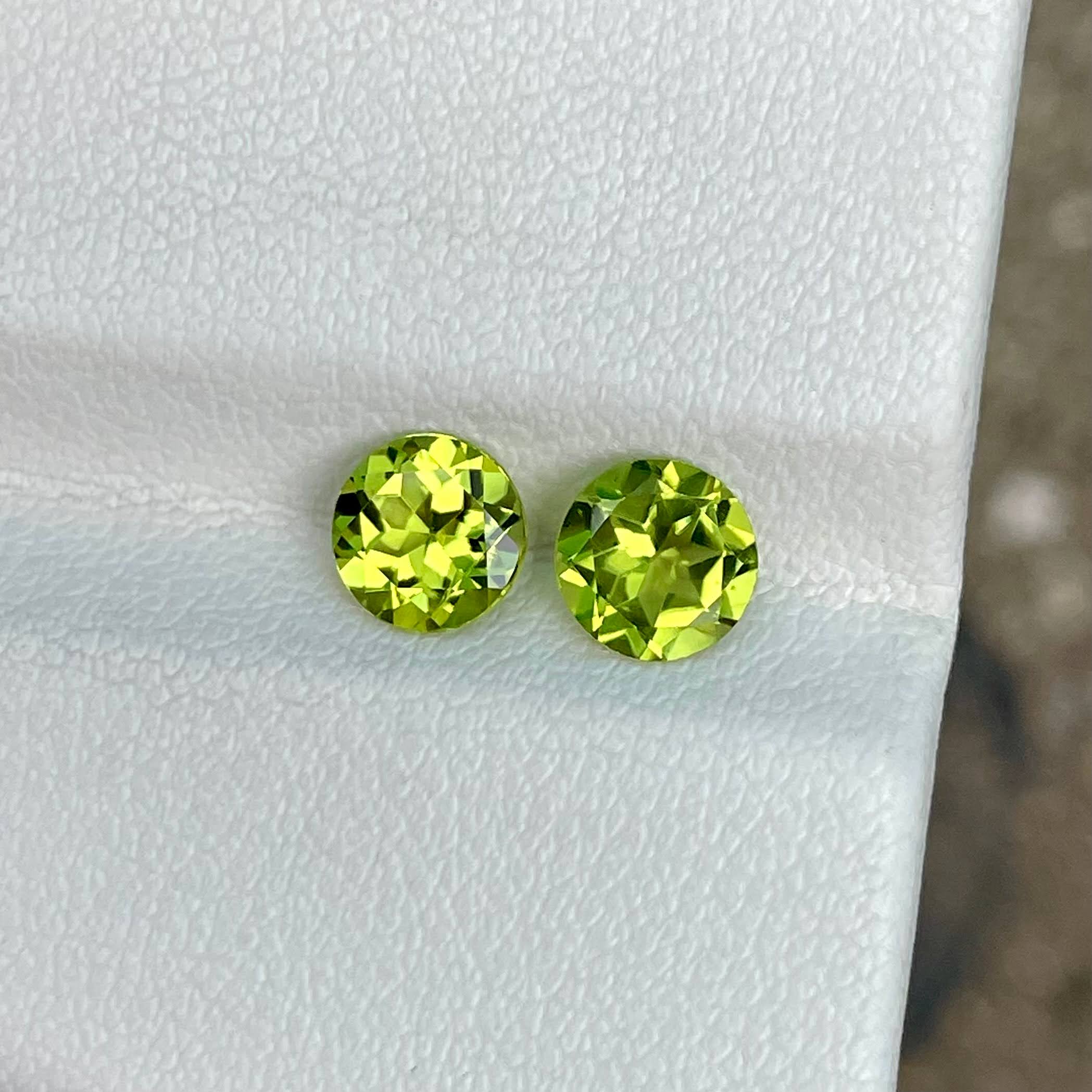 1.90 Carats Green Peridot Pair Gems