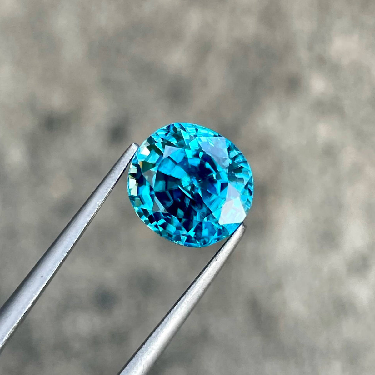 5.58 Carats Blue Oval Zircon Stone