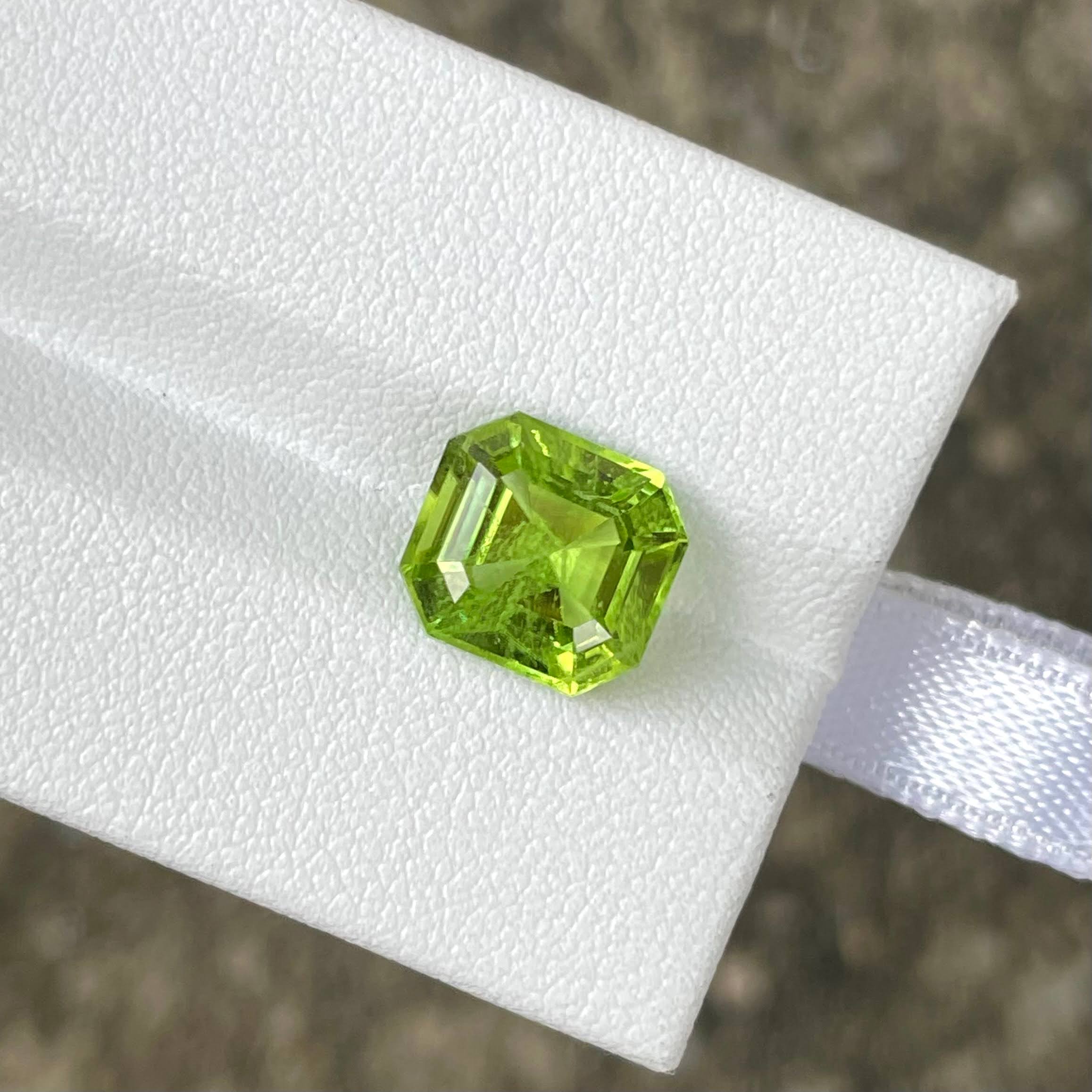 4.16 Carats Peridot Stone Emerald Cut