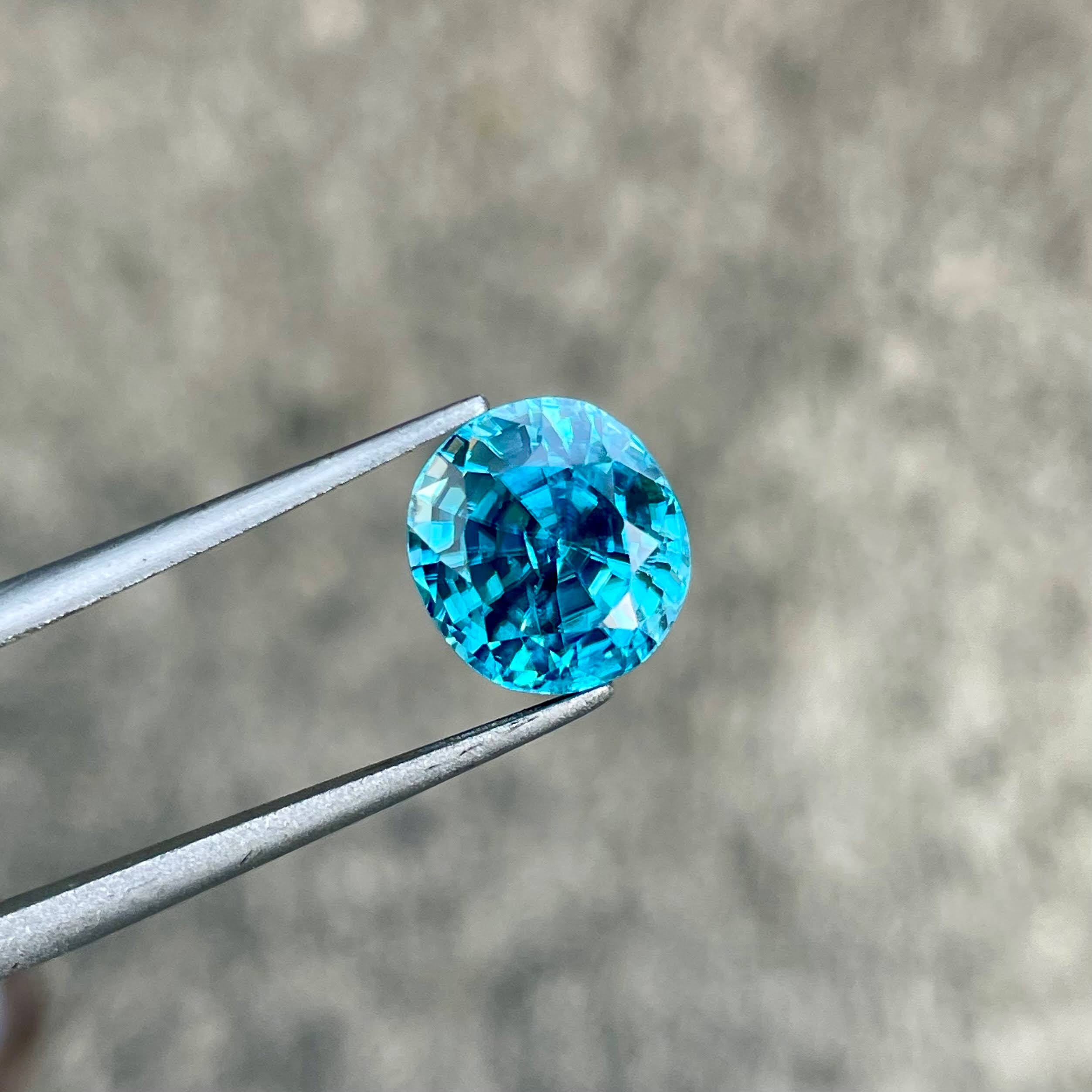 5.58 Carats Blue Oval Zircon Stone