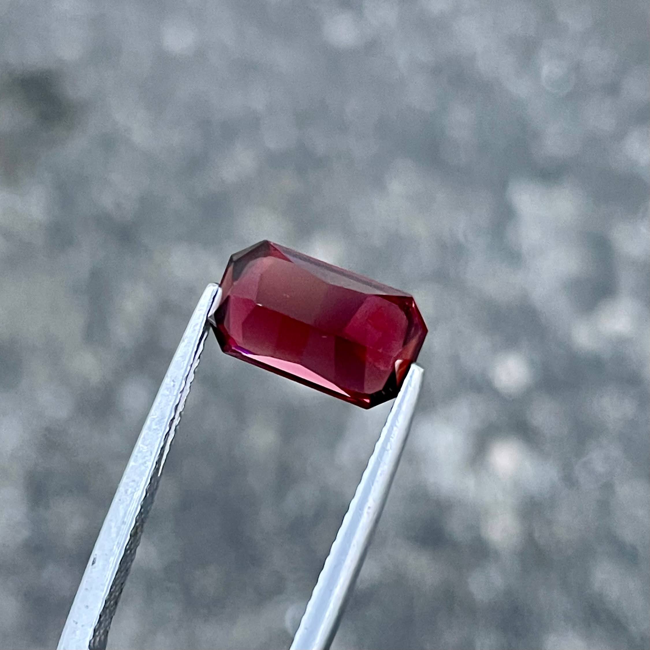 3.95 carats Pinkish Red Garnet Stone