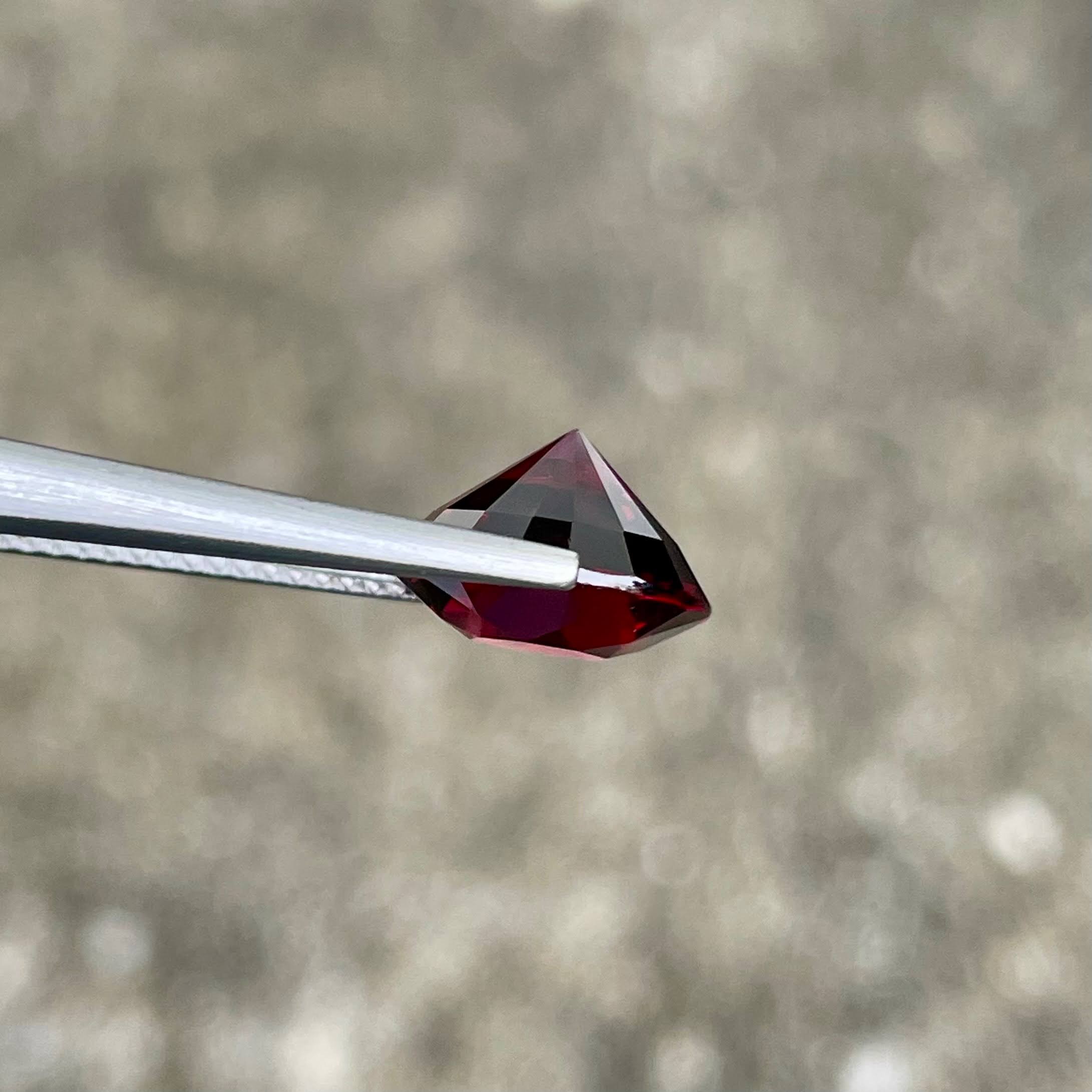 5.08 Carats Red Garnet Round Gemstone