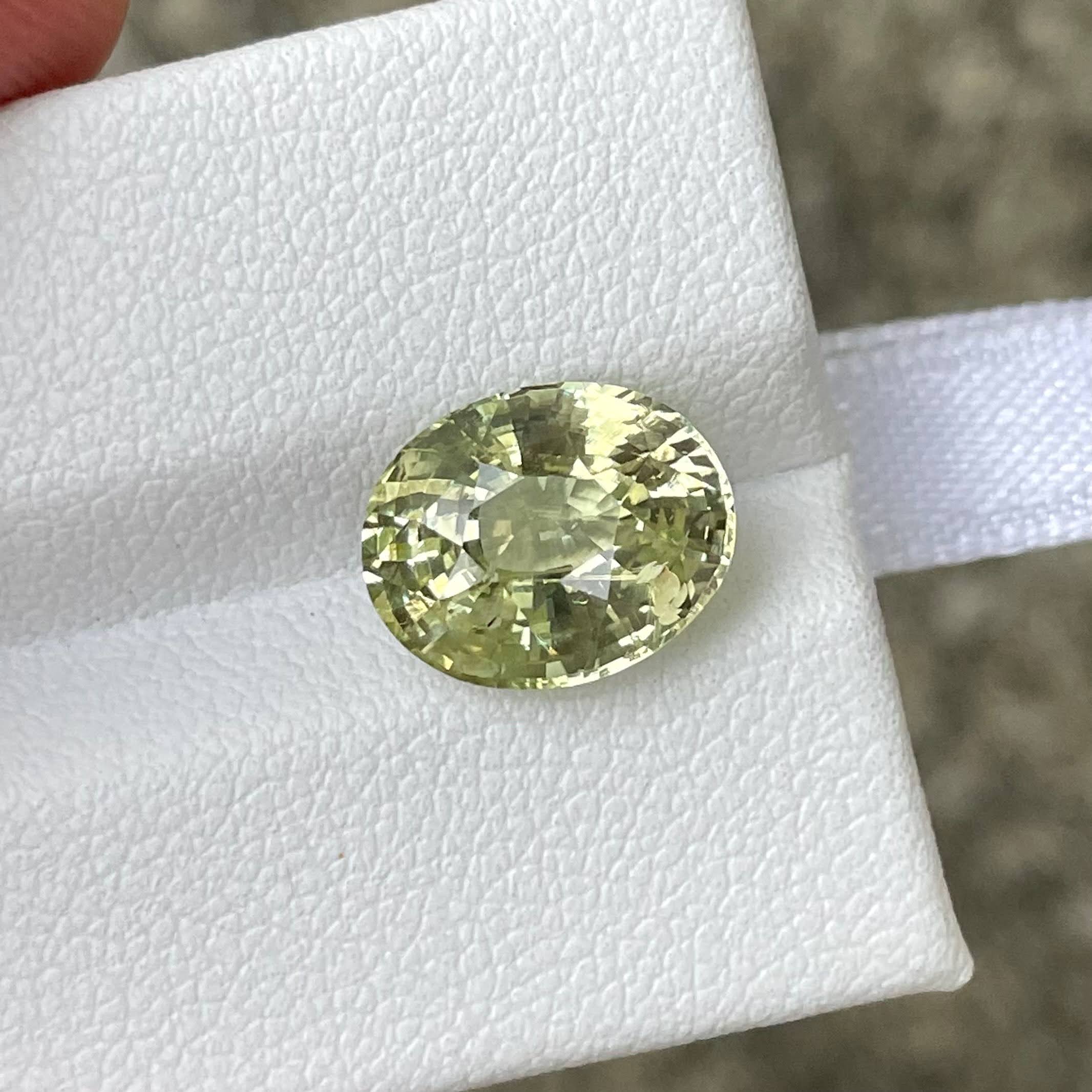 4.99 Carats Yellow Sapphire Gemstone