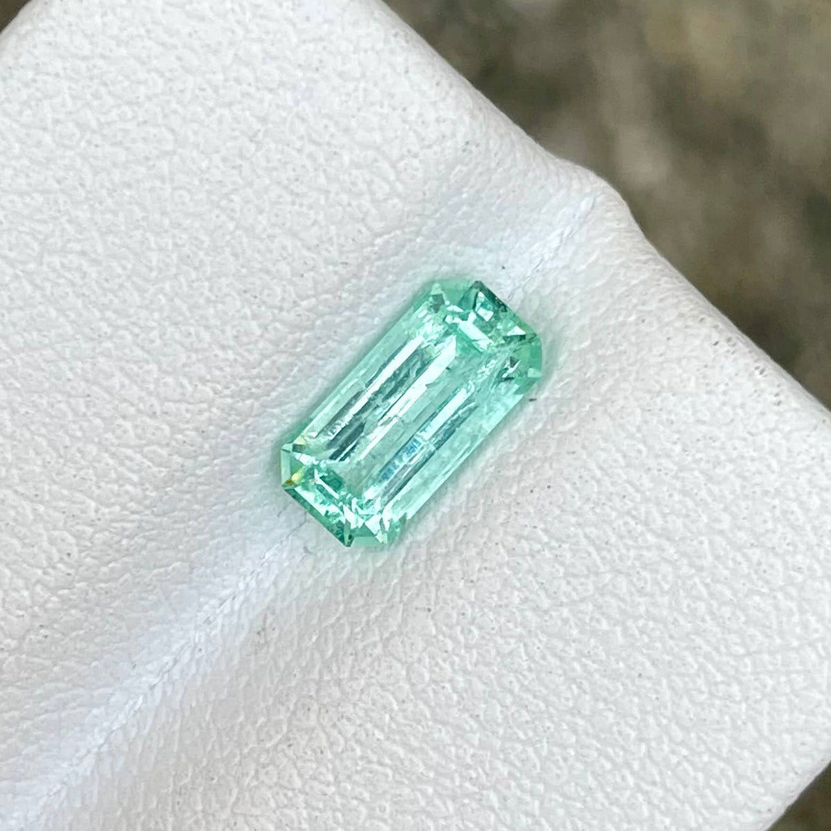 1.05 Carats Emerald Faceted Gemstone