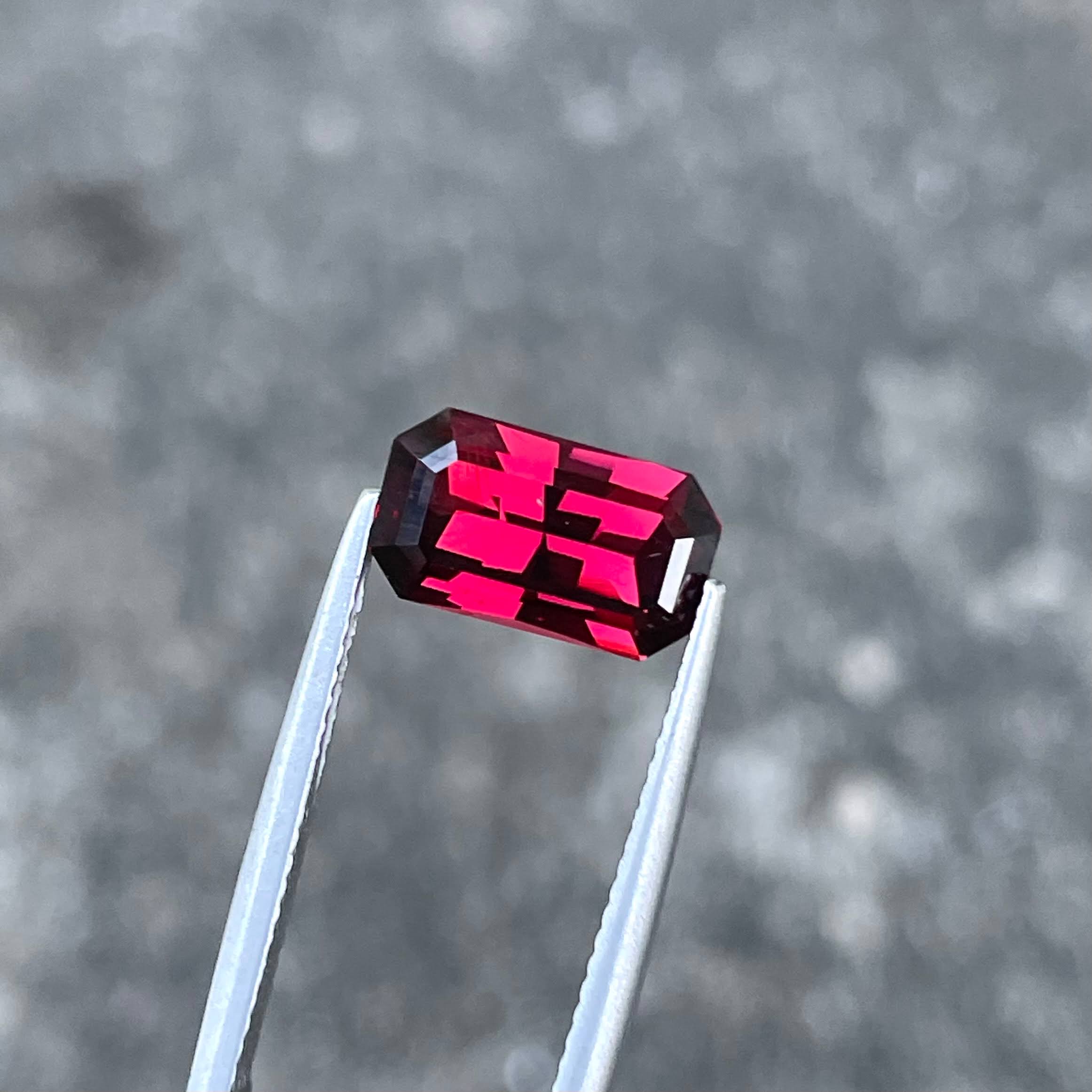3.95 carats Pinkish Red Garnet Stone