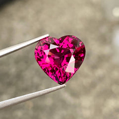 6-28-carats-vivid-reddish-pink-garnet-heart-faceted-cut-natural-nigerian-gemstone