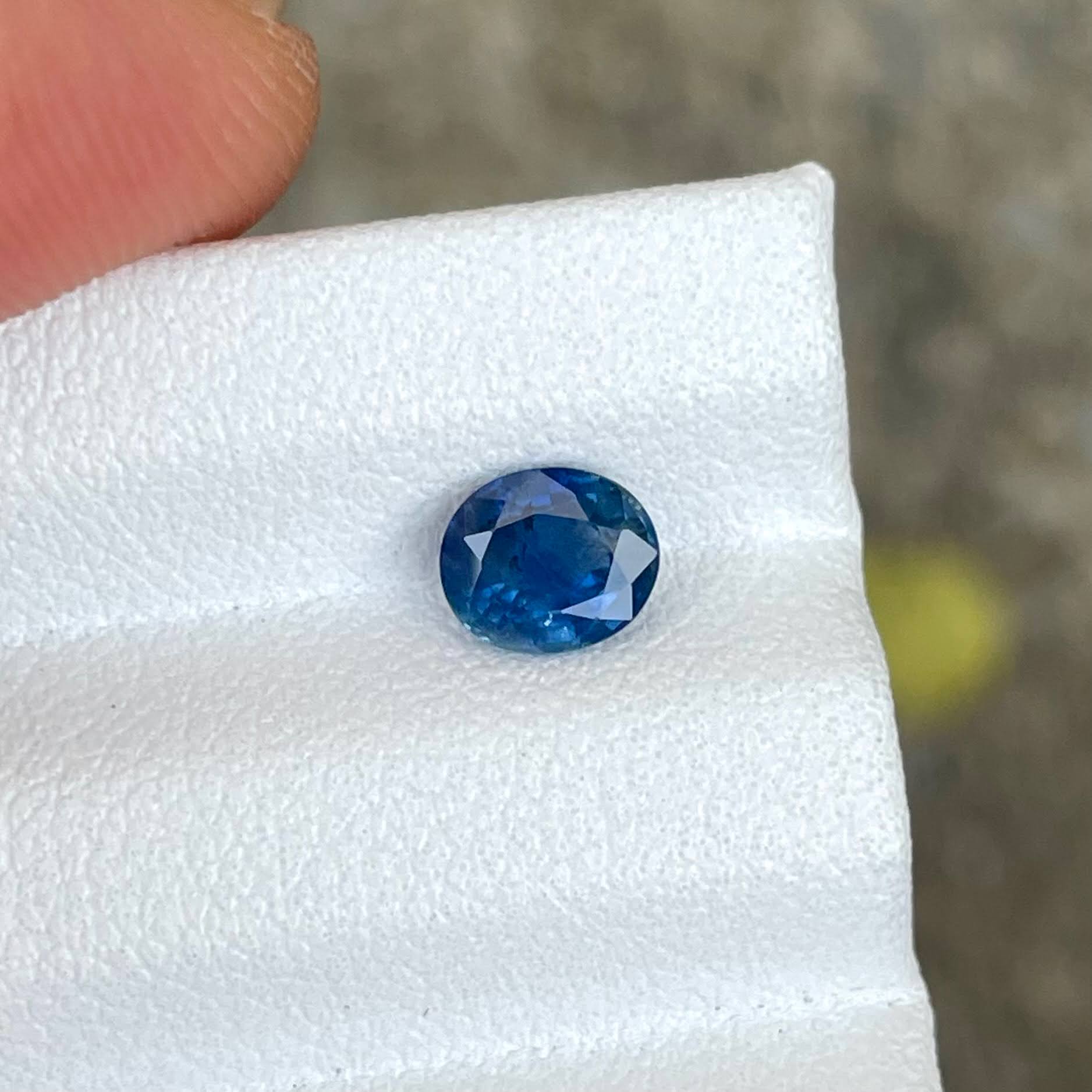 0.81 Carats Blue Sapphire Oval Stone