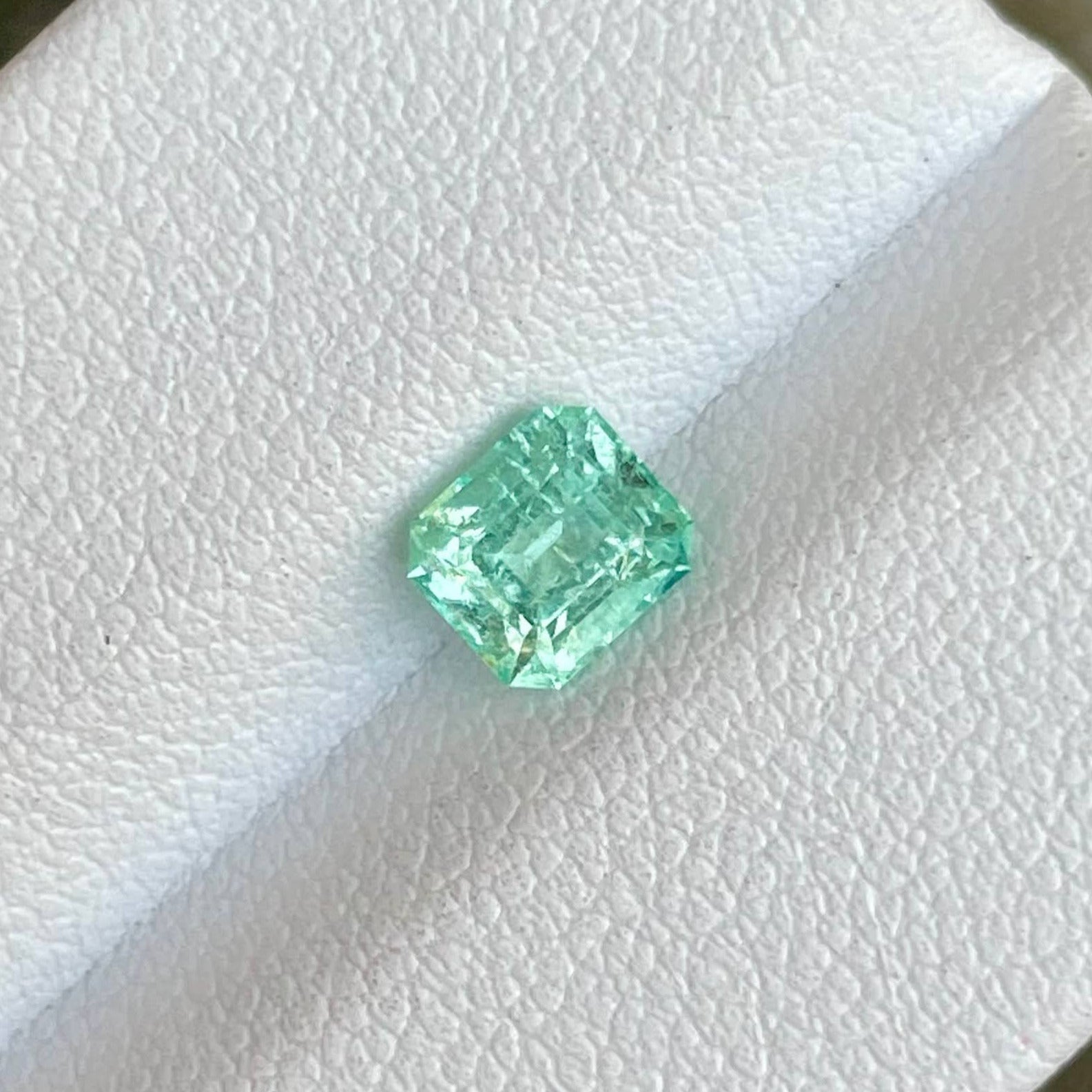 0.86 Carats Emerald Faceted Gemstone