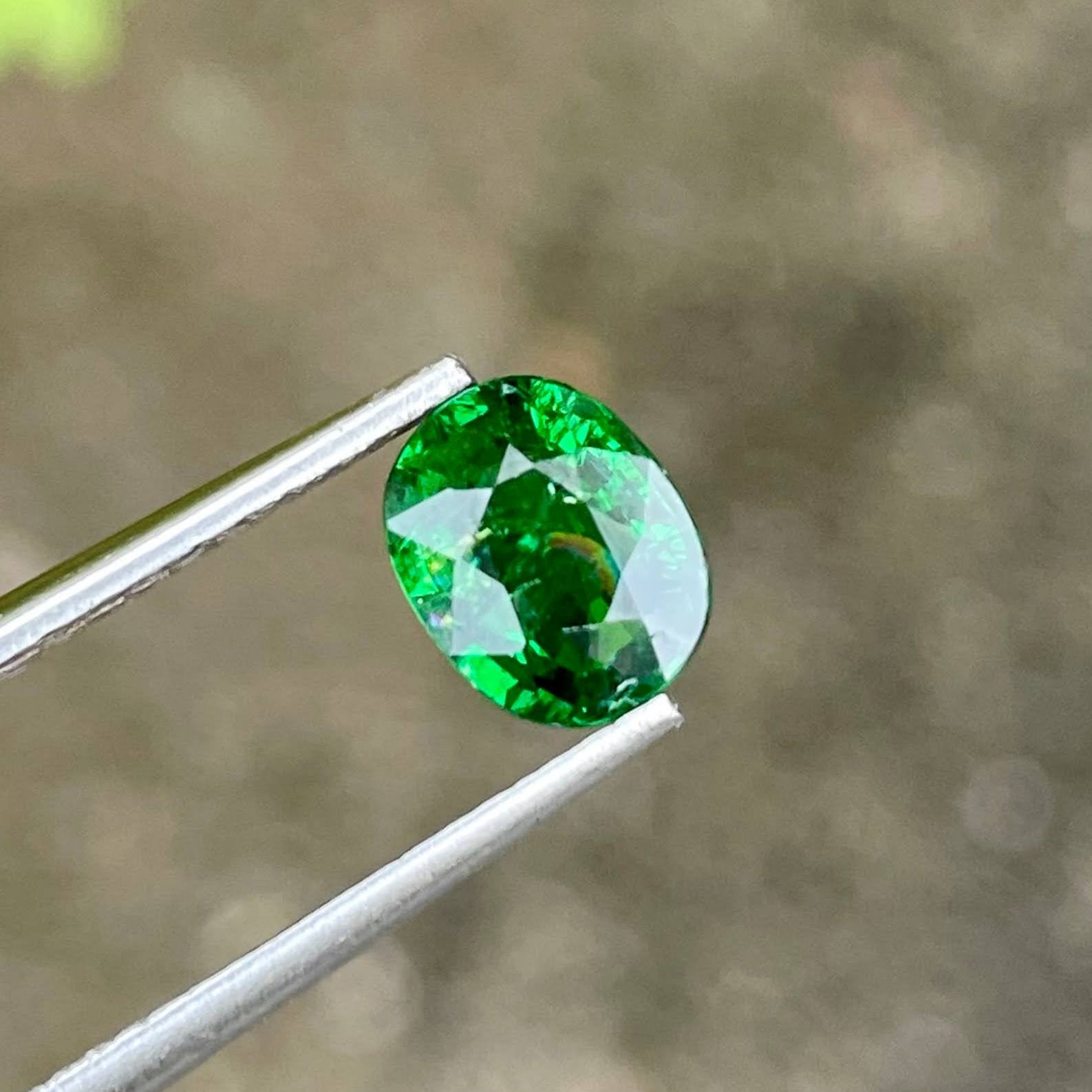 1.40 carats Green Tsavorite Oval Garnet