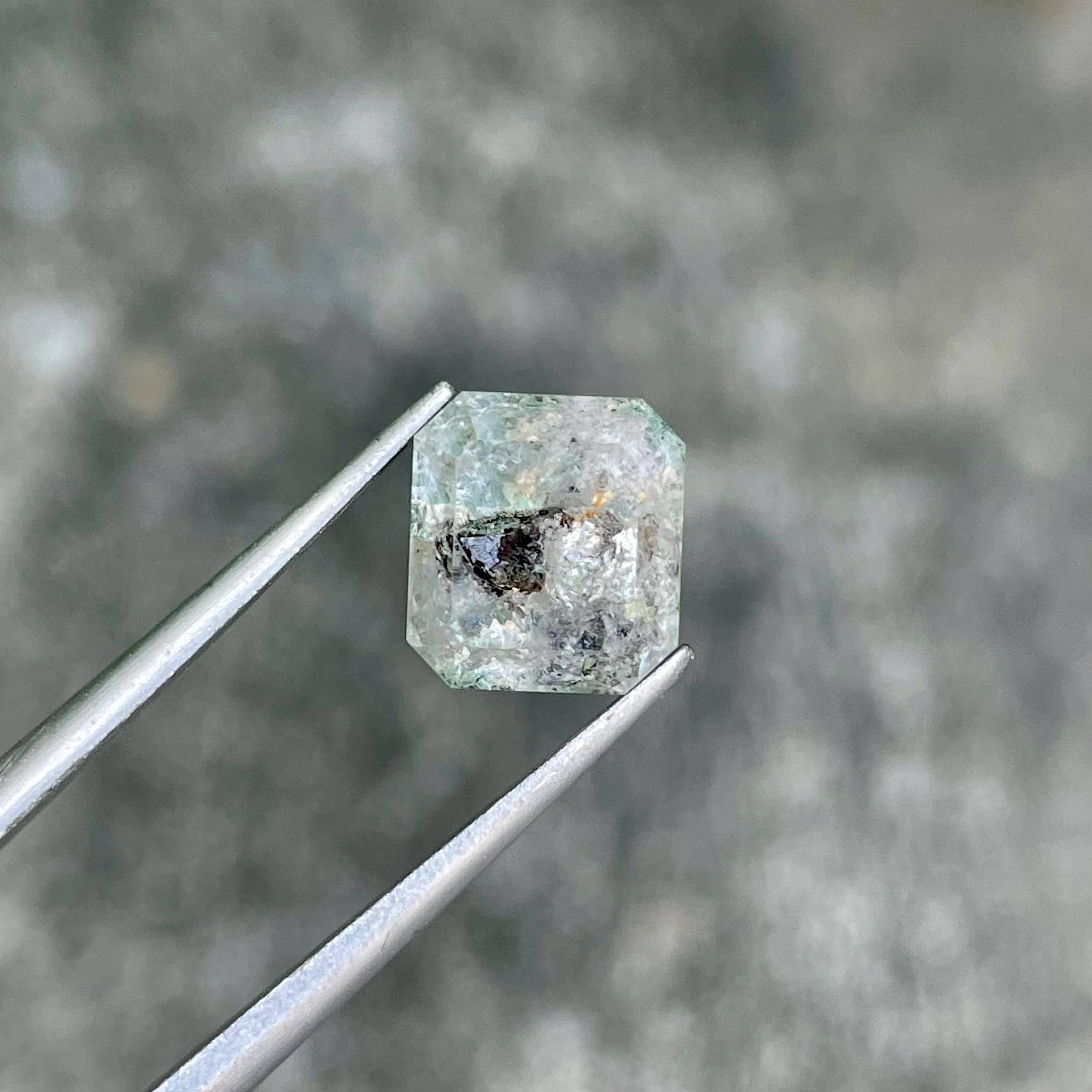 3.81 Carats Petroleum Quartz Loose Stone