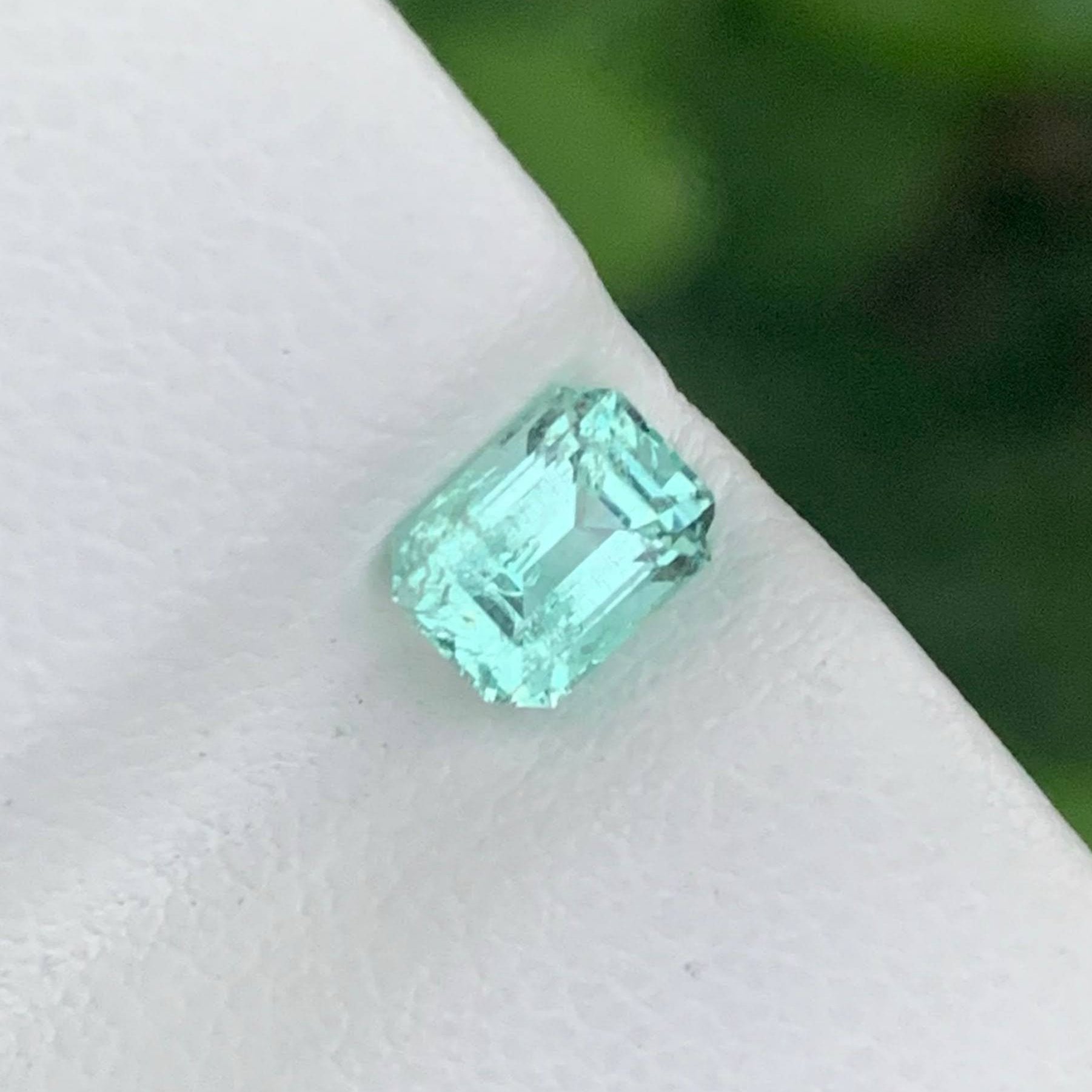 0.80 Carats Emerald Faceted Gemstone