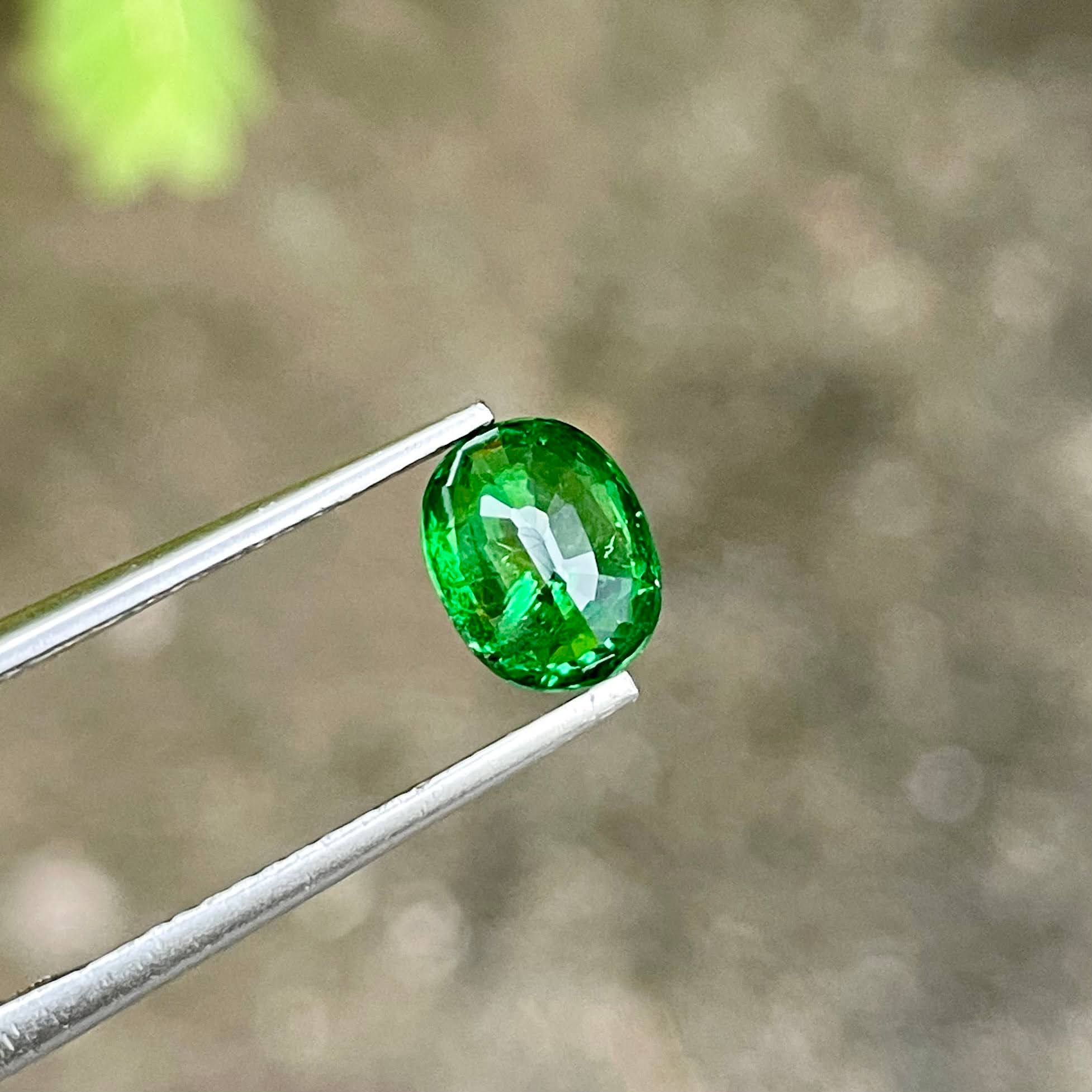 1.40 carats Green Tsavorite Oval Garnet