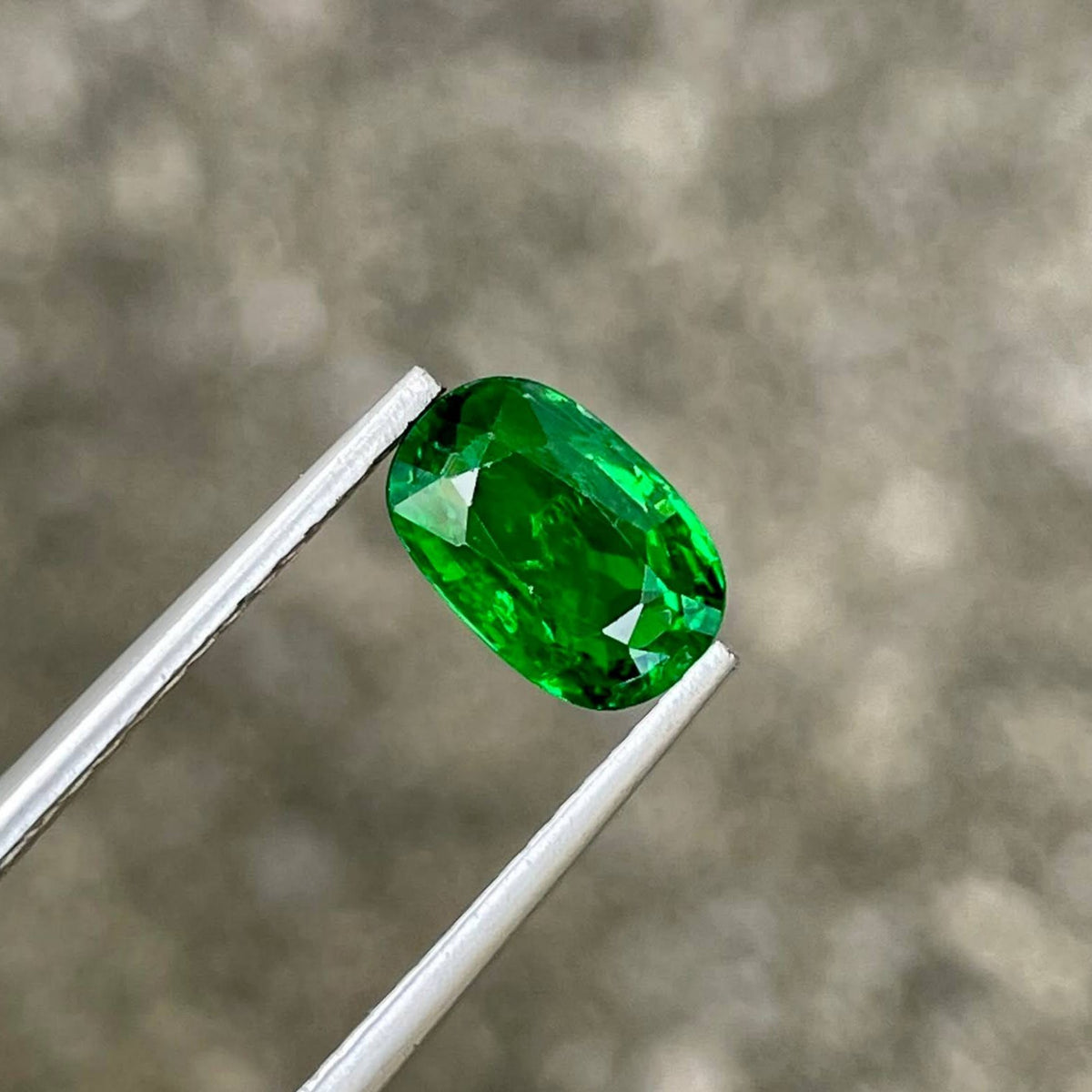 1.72 Carats Green Tsavorite Oval Garnet