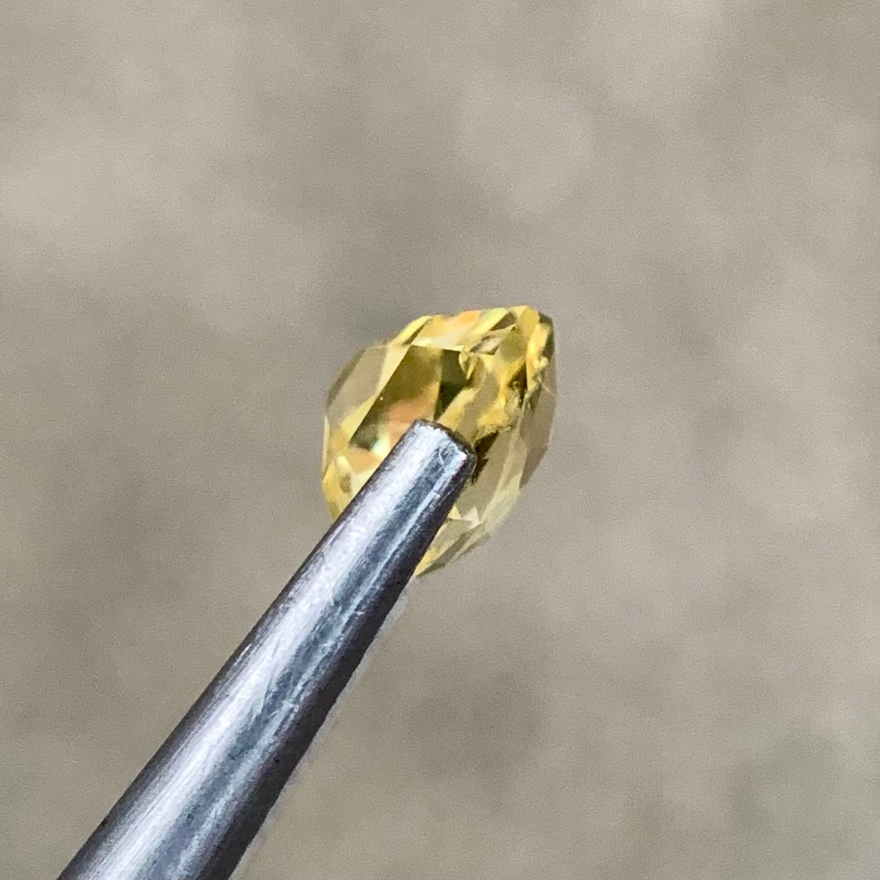 soft-yellow-sapphire-1-92ct-sri-lanka-radiant-cut