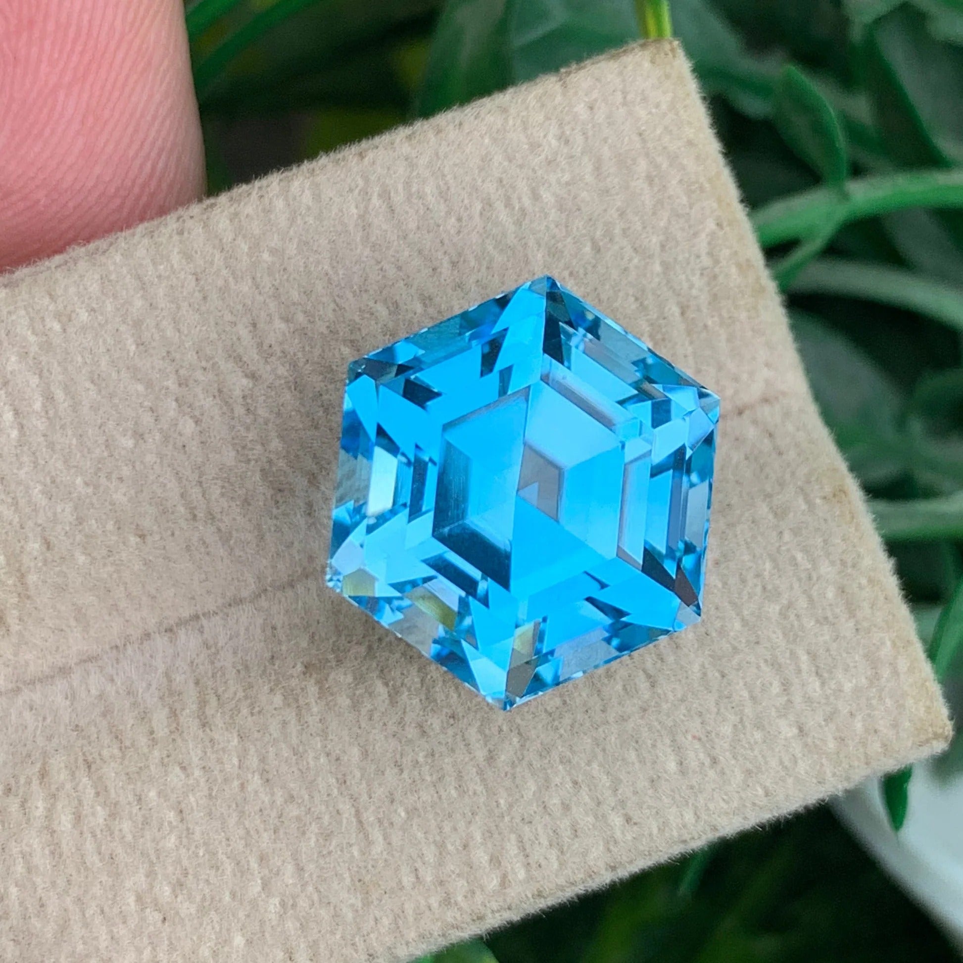 swiss-blue-color-topaz-gemstone-20-95-carats-hexagonal-cut-african
