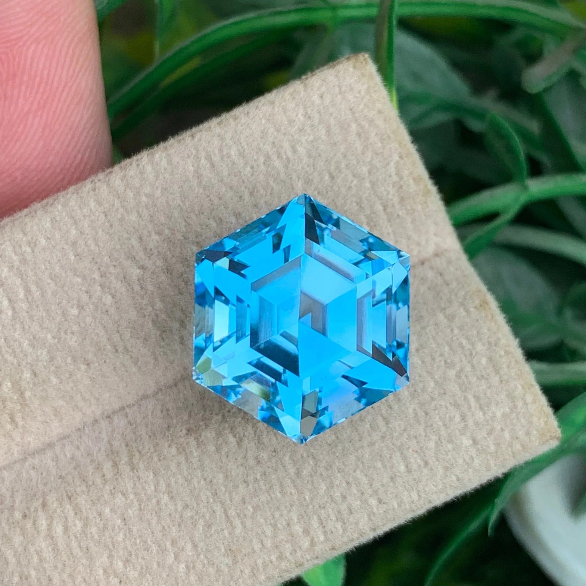 swiss-blue-color-topaz-gemstone-20-95-carats-hexagonal-cut-african