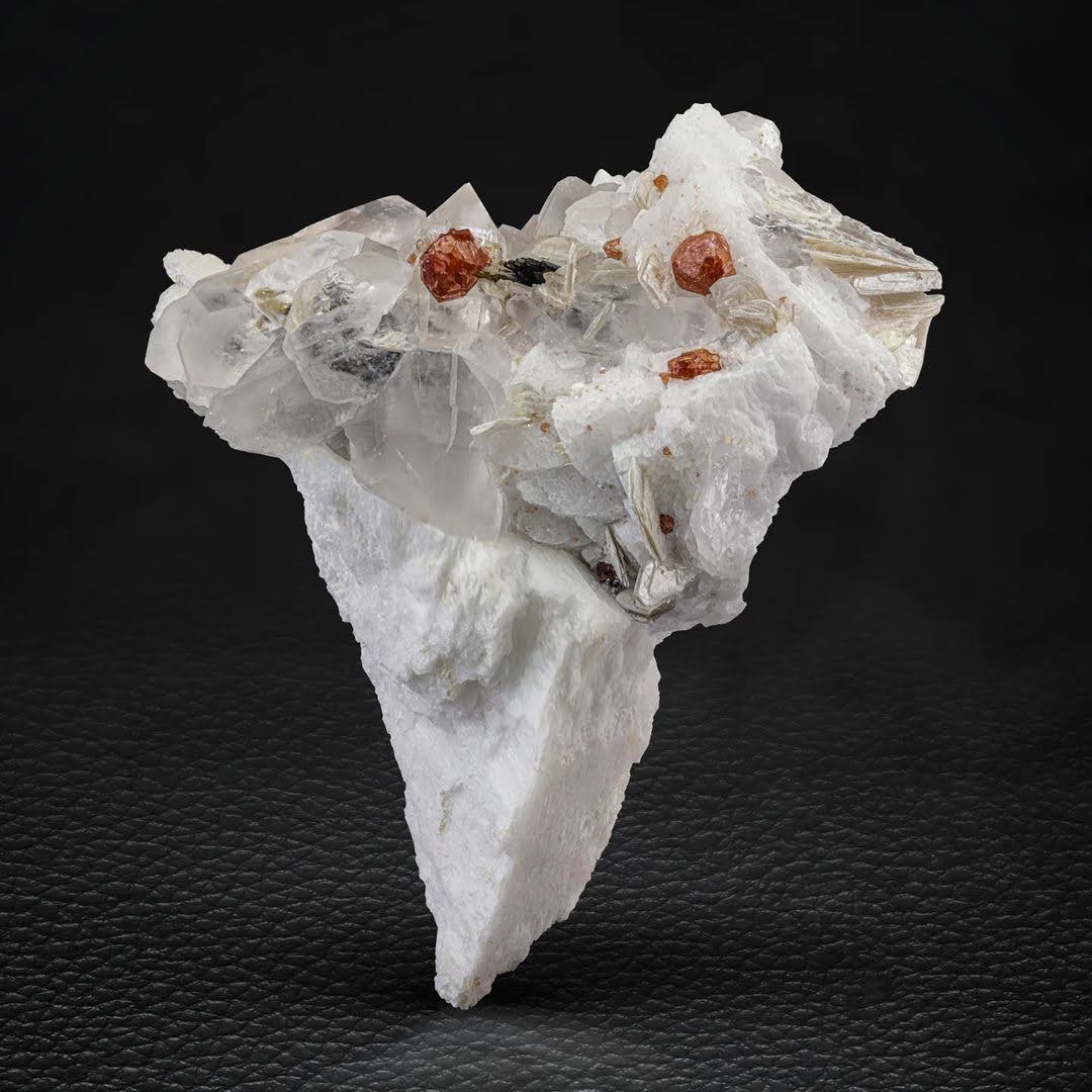 Hassonite Garnets on Albite & Quartz