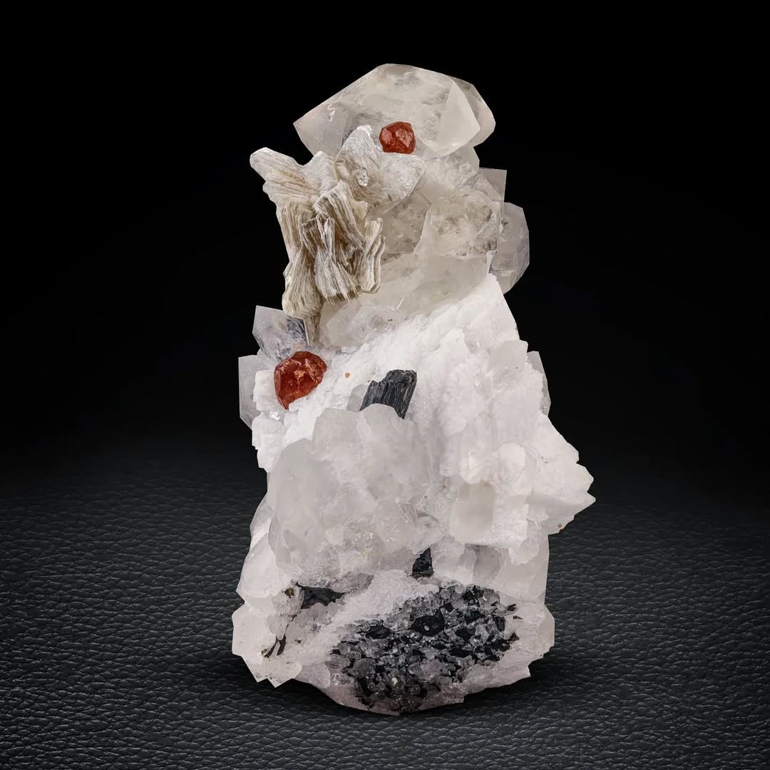 Hassonite Crystals on Quartz & Mica