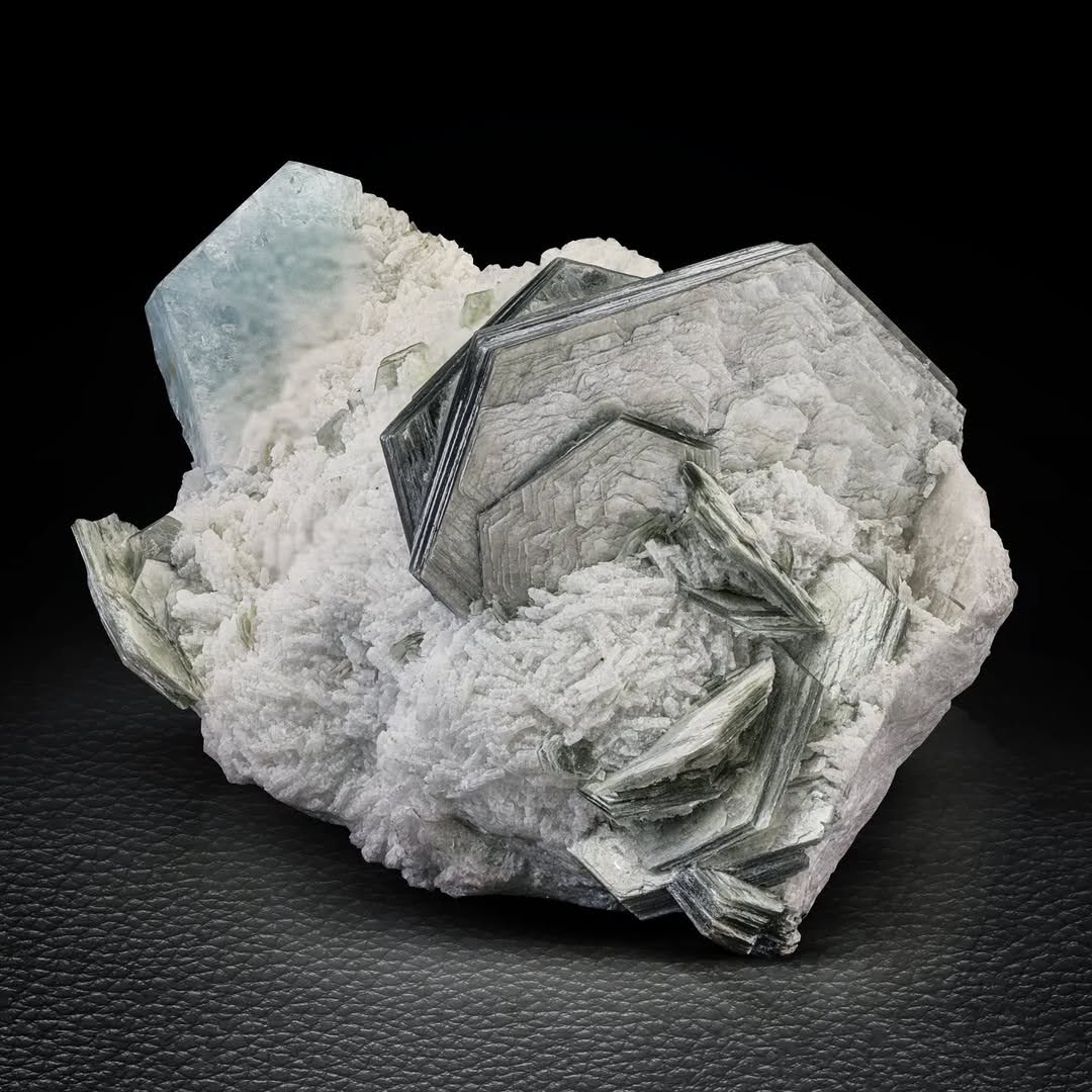 Muscovite & Cleavelandite & Aquamarine