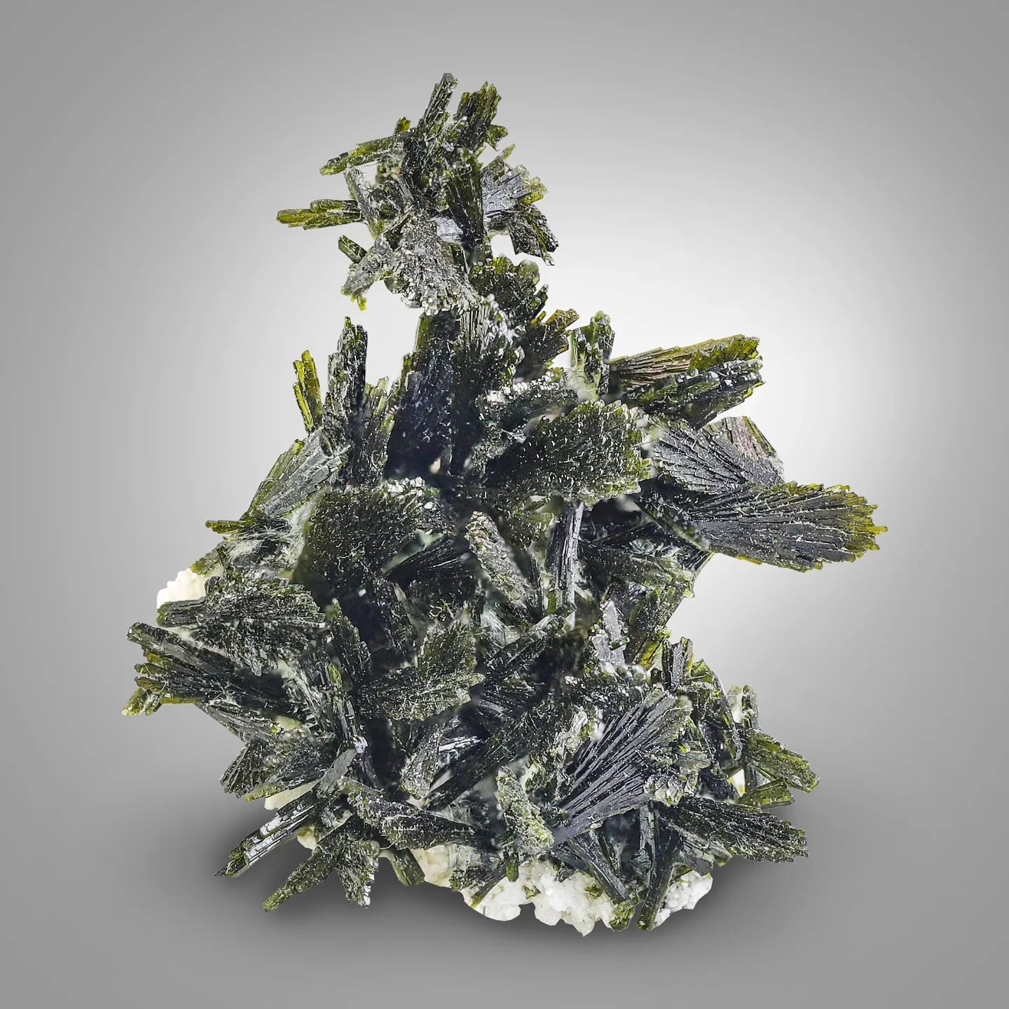 Uncover The Mesmerizing Green Epidote Minerals Spacemen from Pakistan